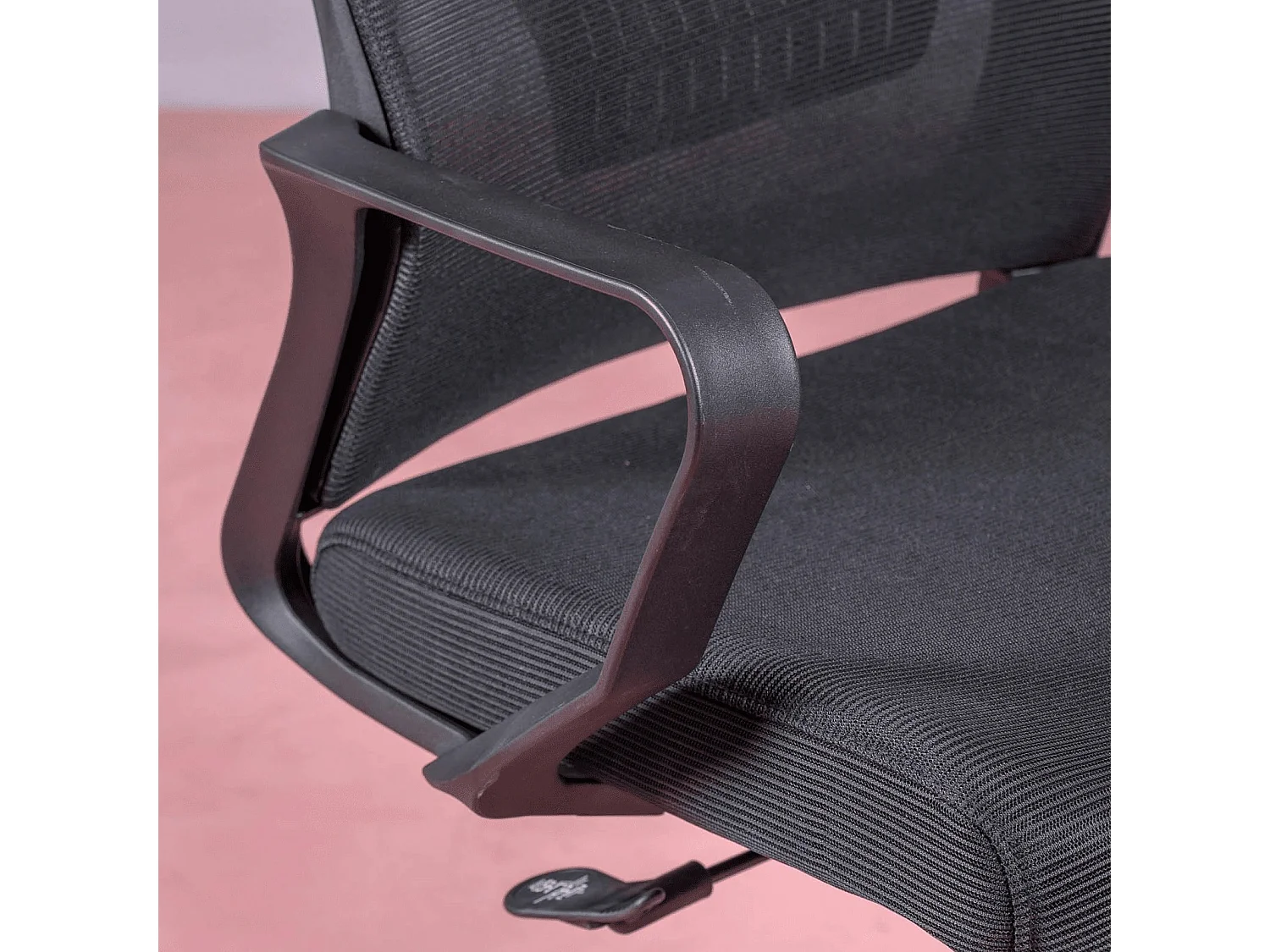 Verstellbarer, ergonomischer Bürostuhl aus atmungsaktivem mesh mit schwarzen Oberflächen - Mesh - Schwarz