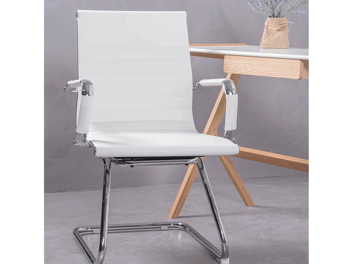 Bureaustoel zonder wielen met lage rugleuning en bekleed met imitatieleer - Alu - Wit