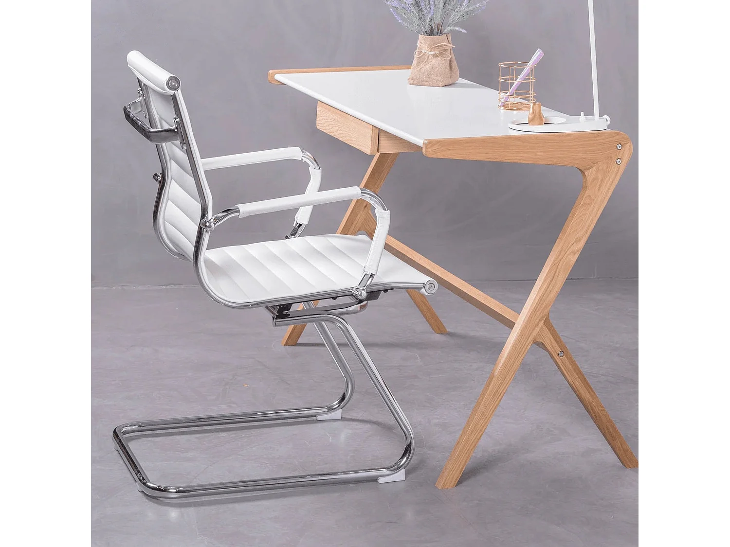 Bureaustoel zonder wielen met lage rugleuning en bekleed met imitatieleer - Alu - Wit