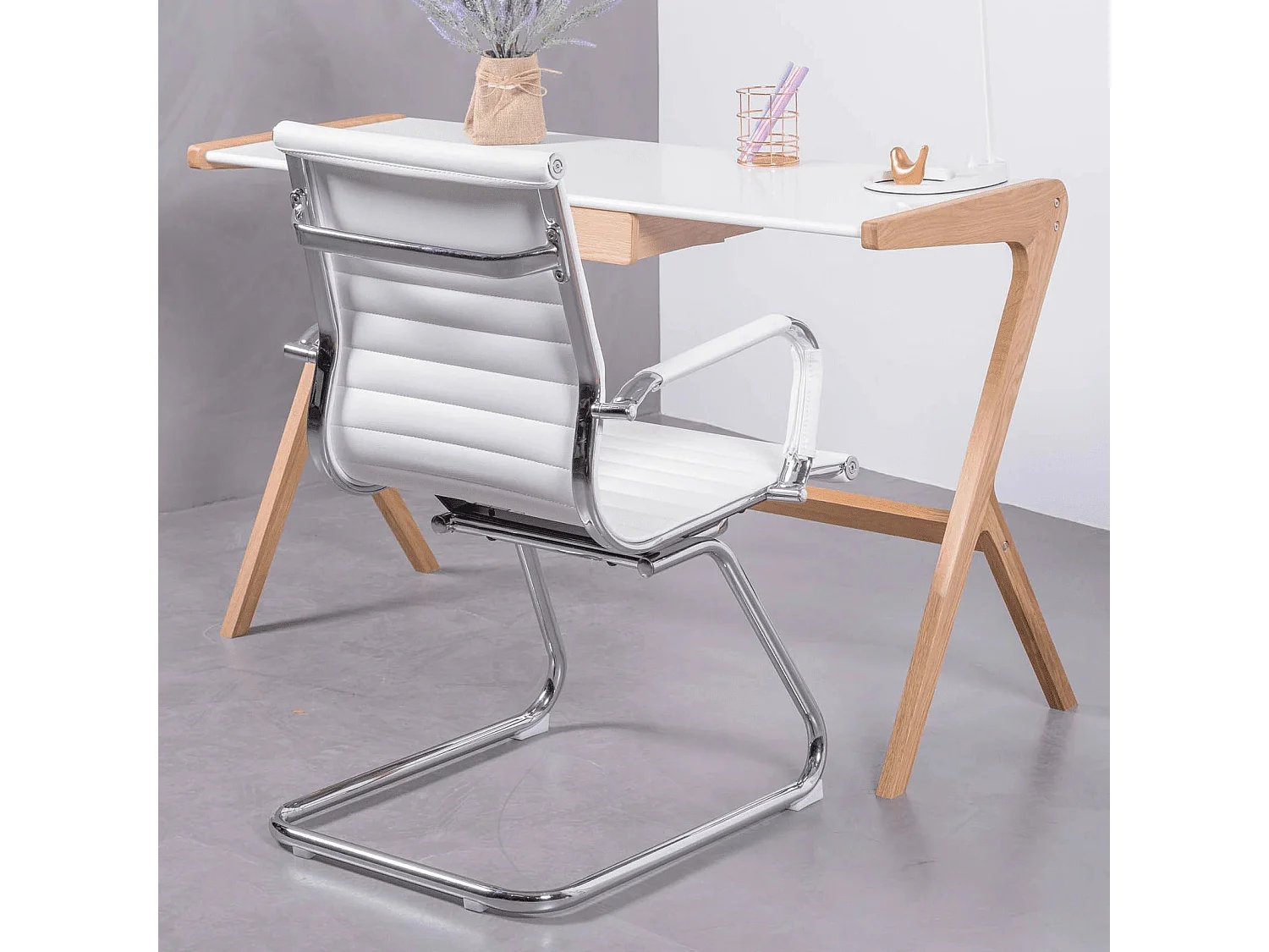 Bureaustoel zonder wielen met lage rugleuning en bekleed met imitatieleer - Alu - Wit