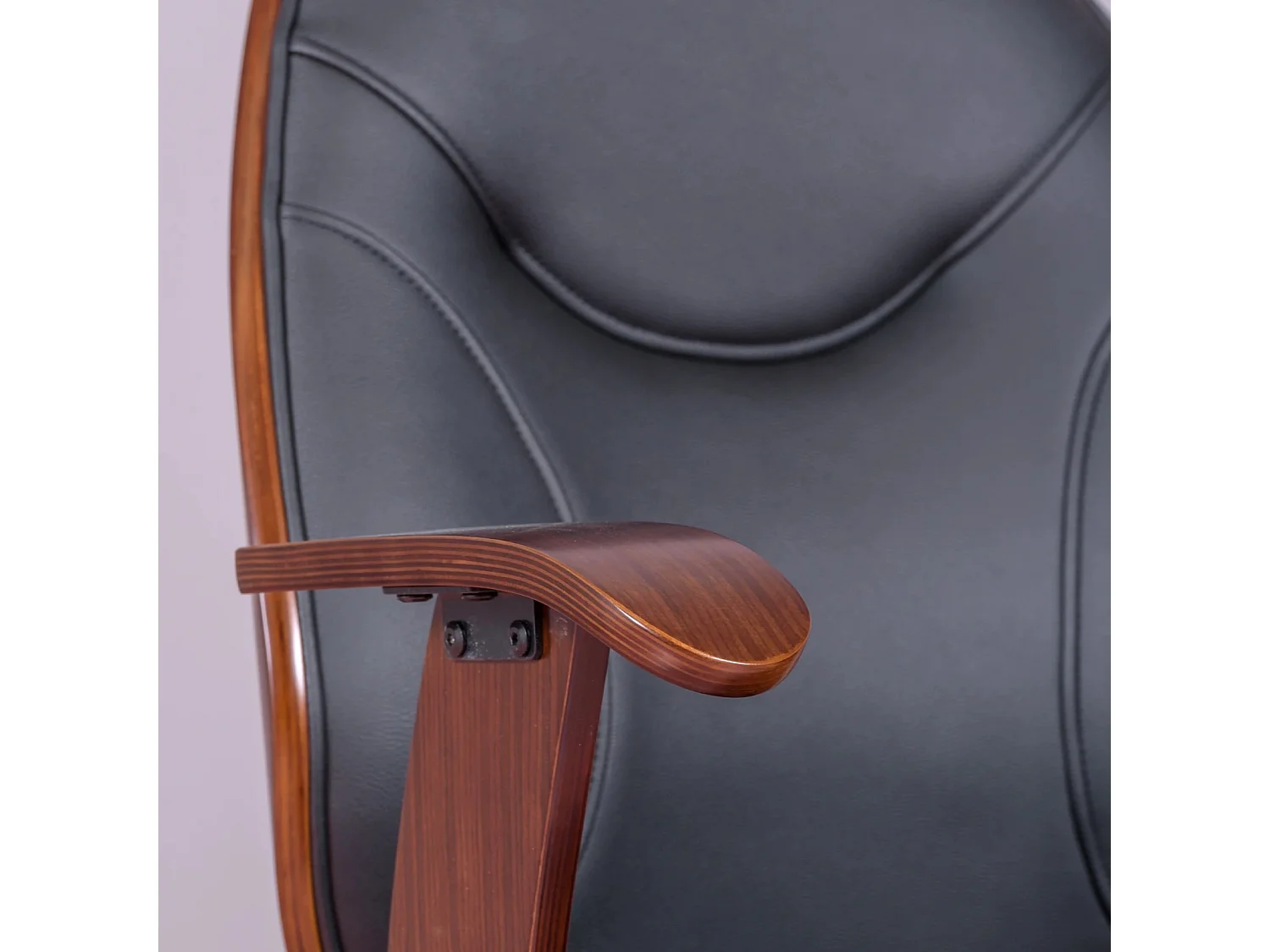 Chaise de bureau design en bois de noyer foncé et recouverte de simili cuir - Nordic - Noir