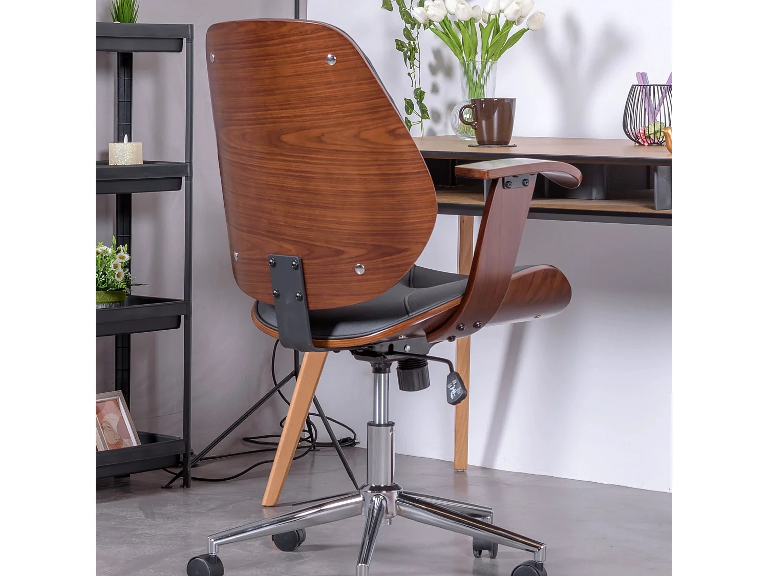 Chaise de bureau design en bois de noyer foncé et recouverte de simili cuir - Nordic - Noir