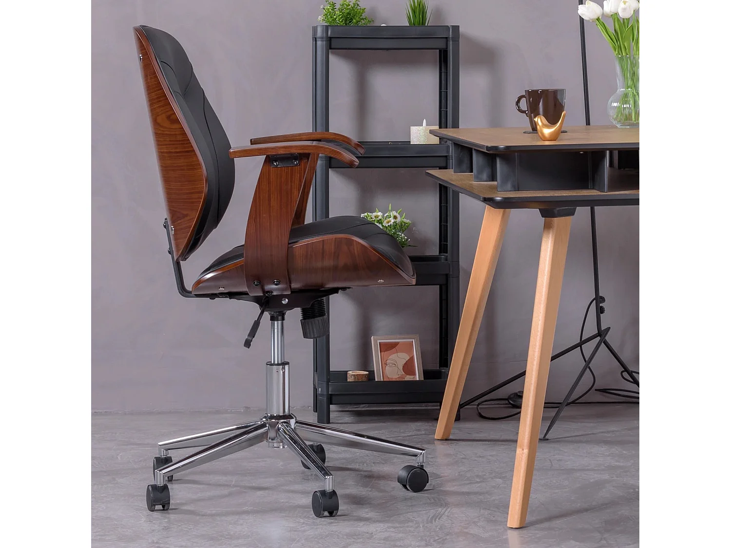 Chaise de bureau design en bois de noyer foncé et recouverte de simili cuir - Nordic - Noir