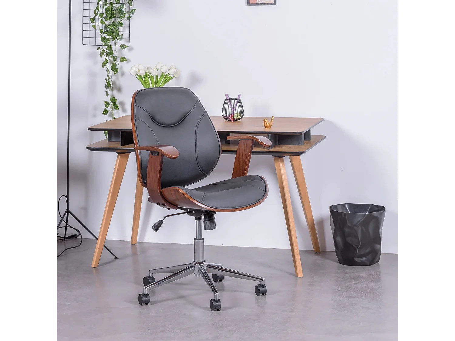 Chaise de bureau design en bois de noyer foncé et recouverte de simili cuir - Nordic - Noir