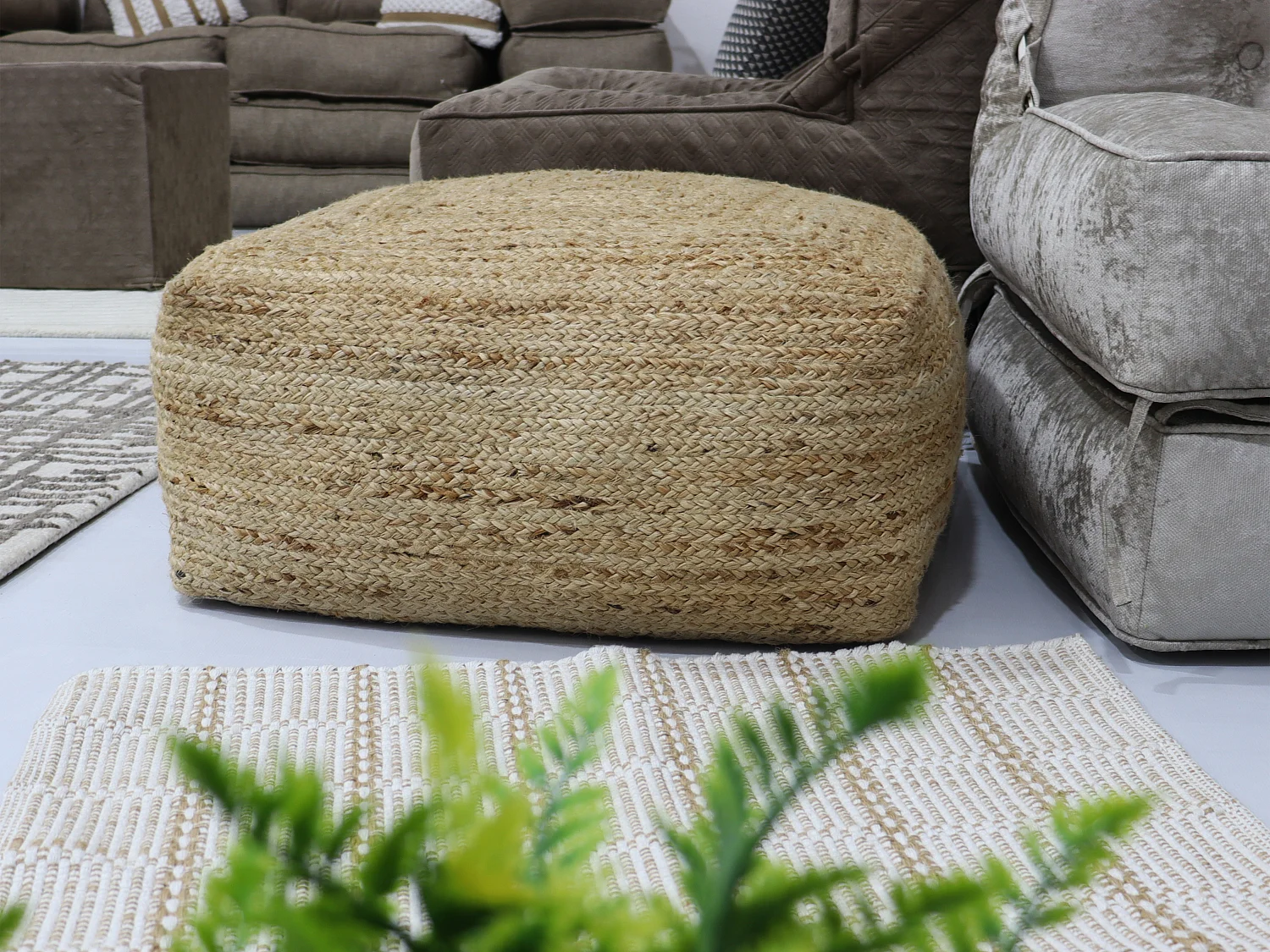 Pouf carré en rotin naturel clair REVADRI
