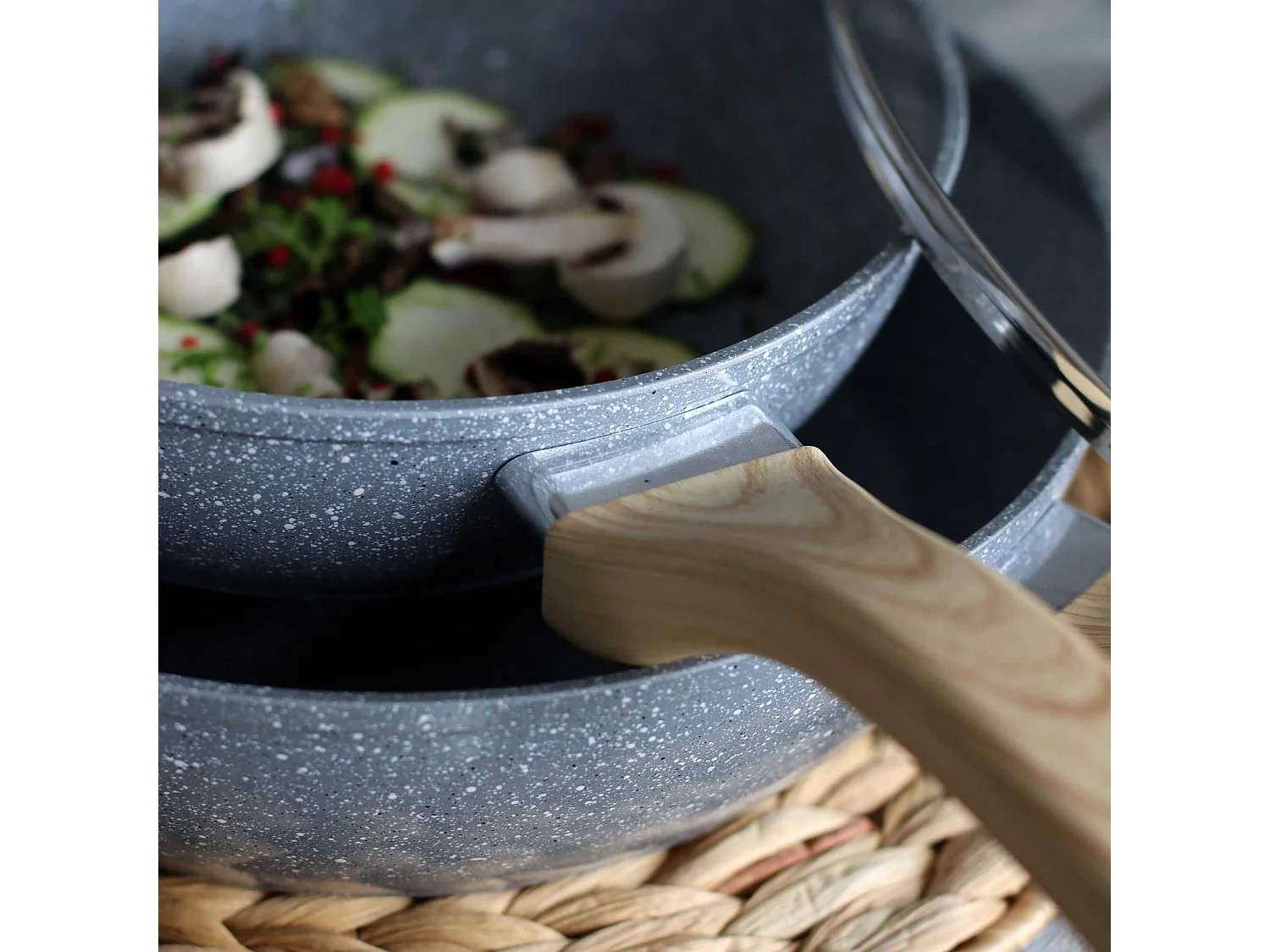 Menastyl - Sauteuse Cannelle 24cm Avec Couvercle En Verre Et Poignees Bois Clair