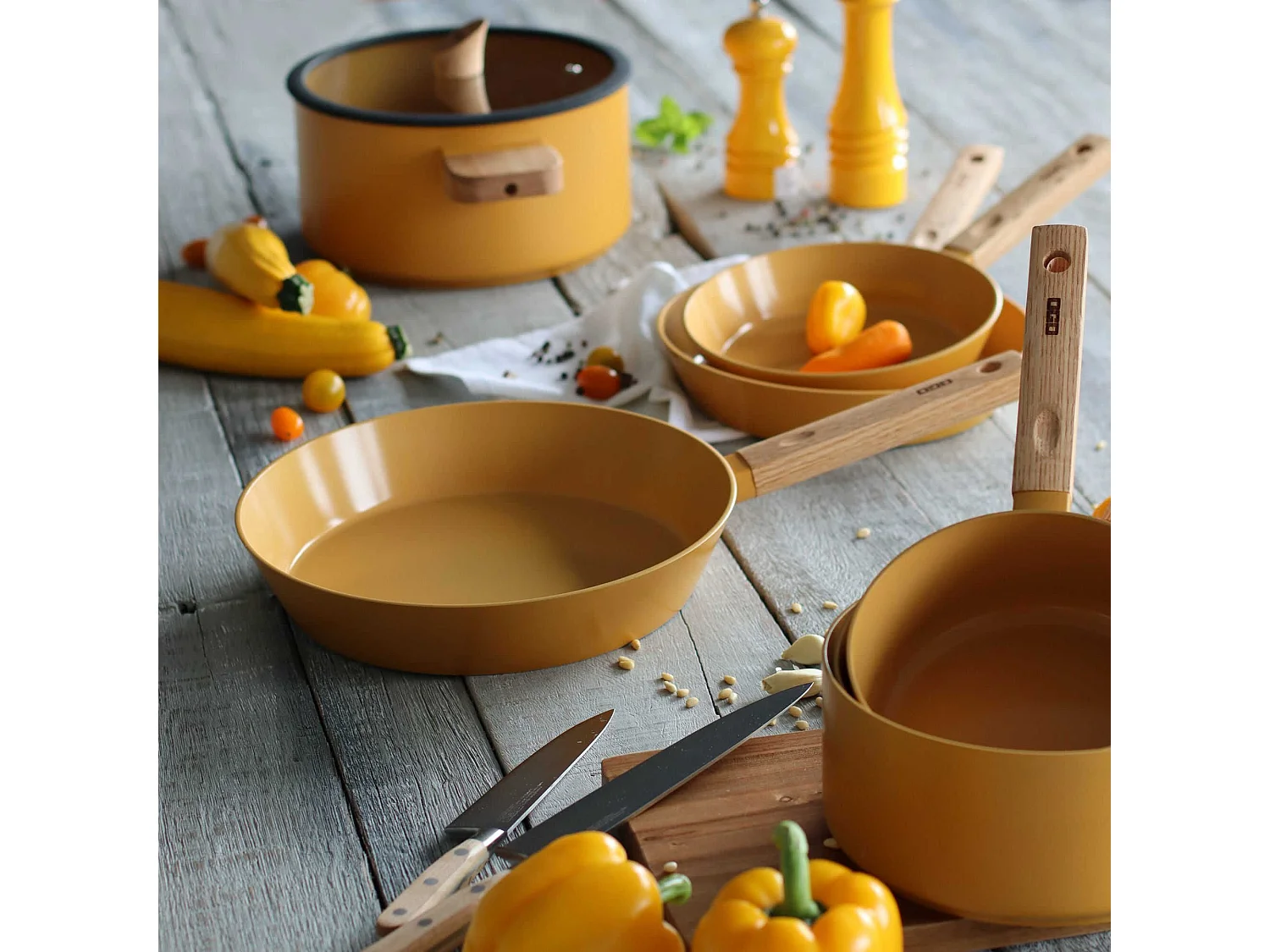 Ogo Living - Poele Ector 20cm En Alu Revetement Ceramique Jaune Avec Manche Bois