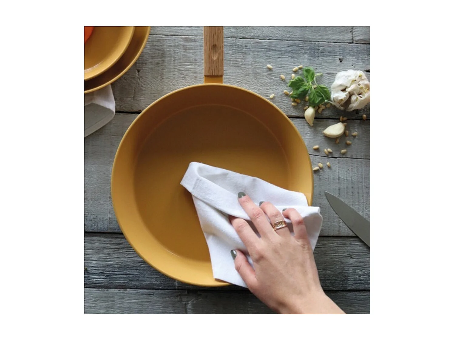 Ogo Living - Poele Ector 20cm En Alu Revetement Ceramique Jaune Avec Manche Bois