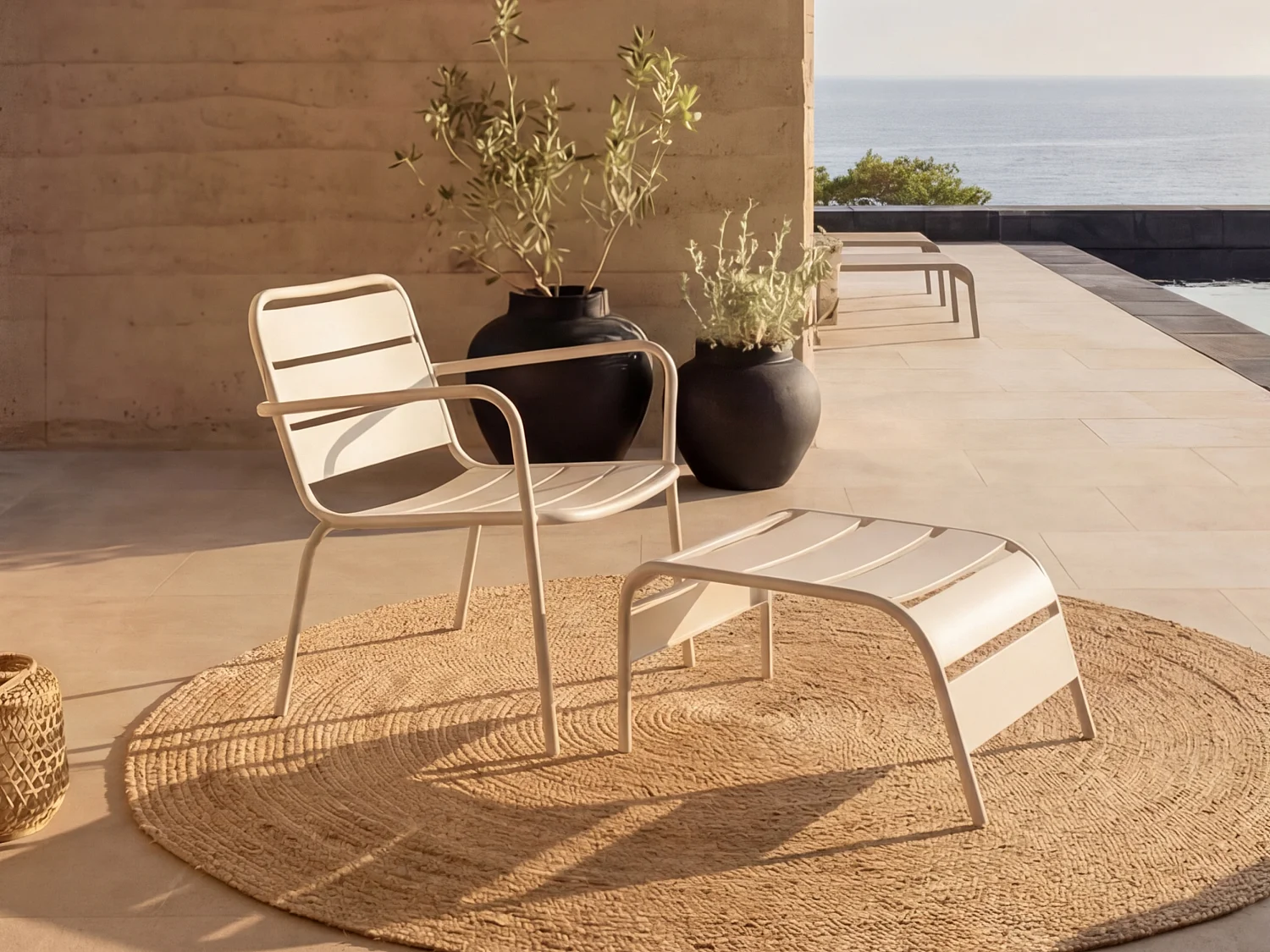 Fauteuil bas de jardin empilable + repose pied en métal - Beige - MIRMANDE de MYLIA