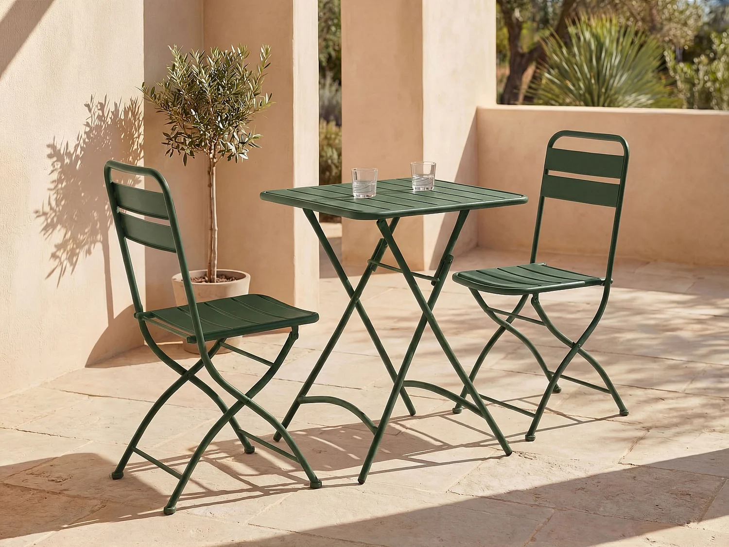 Opklapbare tuineethoek van metaal - Een tafel D60 cm en 2 opklapstoelen - Kaki - MIRMANDE van MYLIA