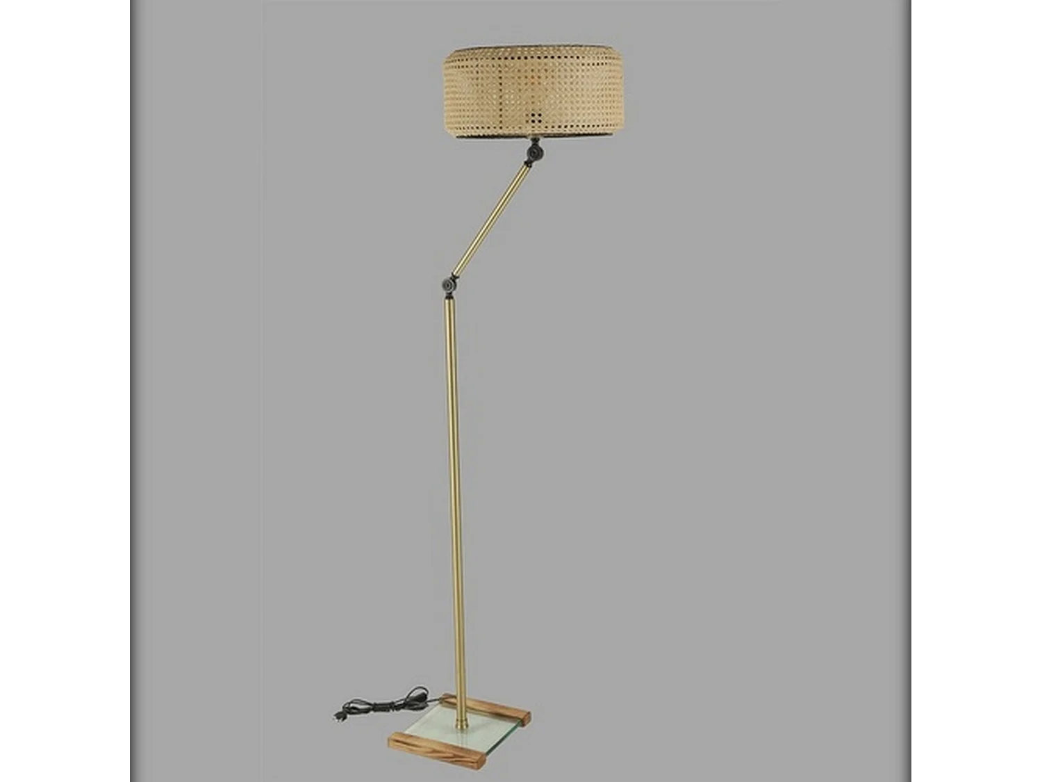 Lampe à pied avec structure en métal doré rotin