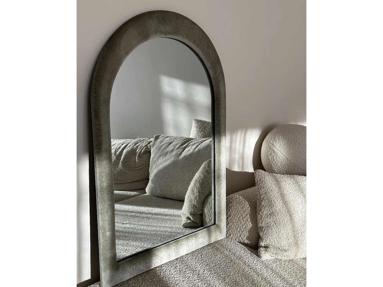 Wandspiegel HURIEL 60 cm 90 cm Samtstoff Olivgrün