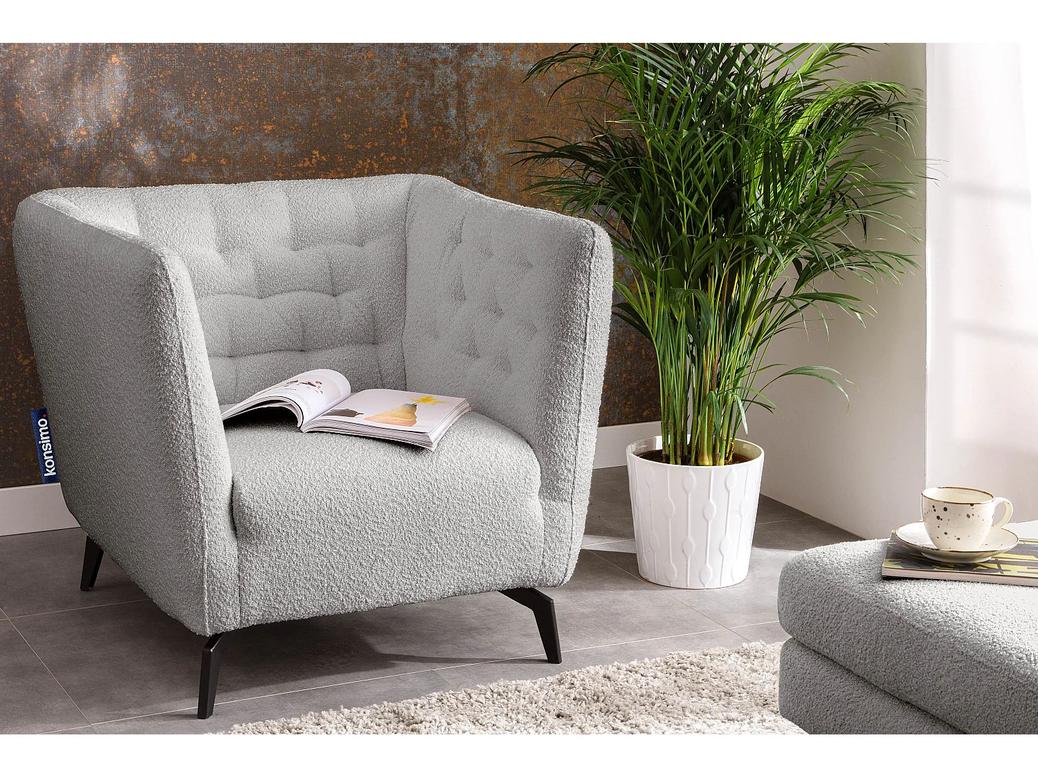 Eleganter Sessel mit Beinen aus Schafsfell - hellgrau - CORDI