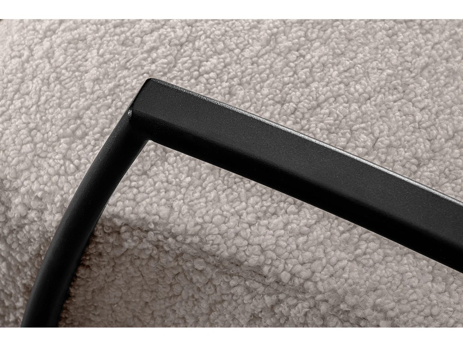 Sessel mit Armlehnen aus Lammstoff in - hellbraun - CARO