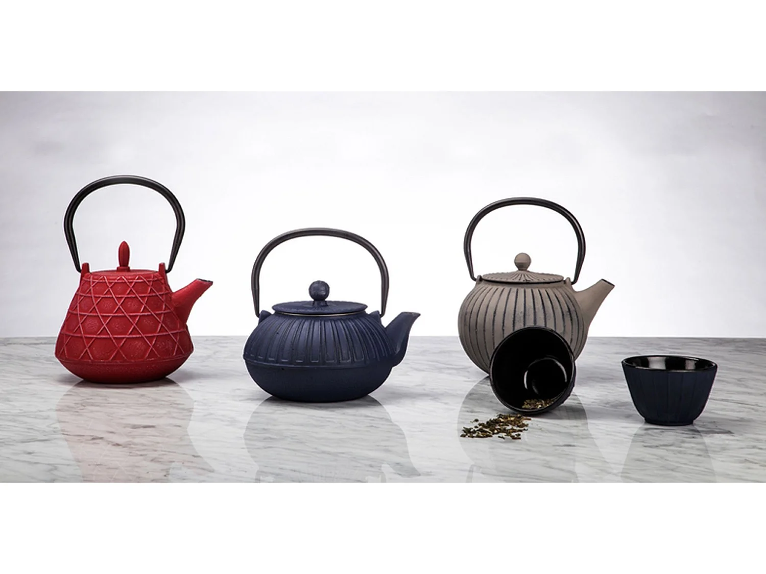 The Kitchenette - Set De 4 Tasses A The 12cl En Fonte Noire Mat Interieur Verni