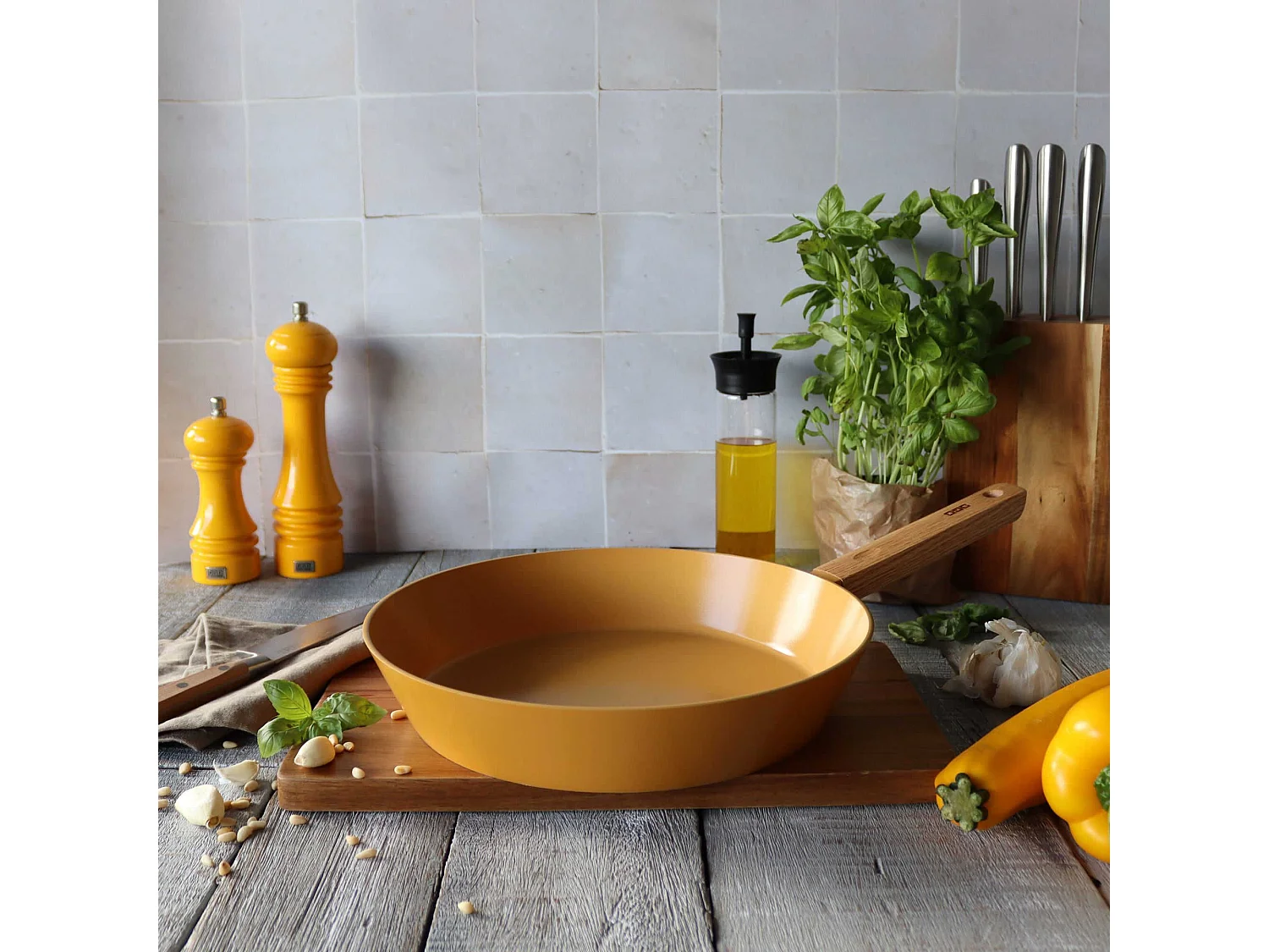 Ogo Living - Poele Ector 28cm En Alu Revetement Ceramique Jaune Avec Manche Bois