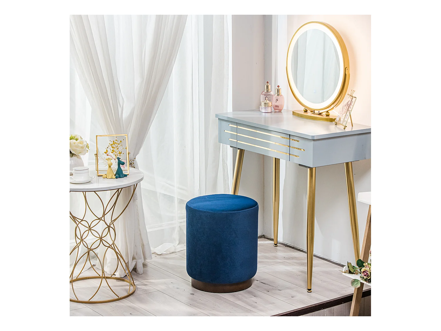 Pouf en velours bleu et base en bois