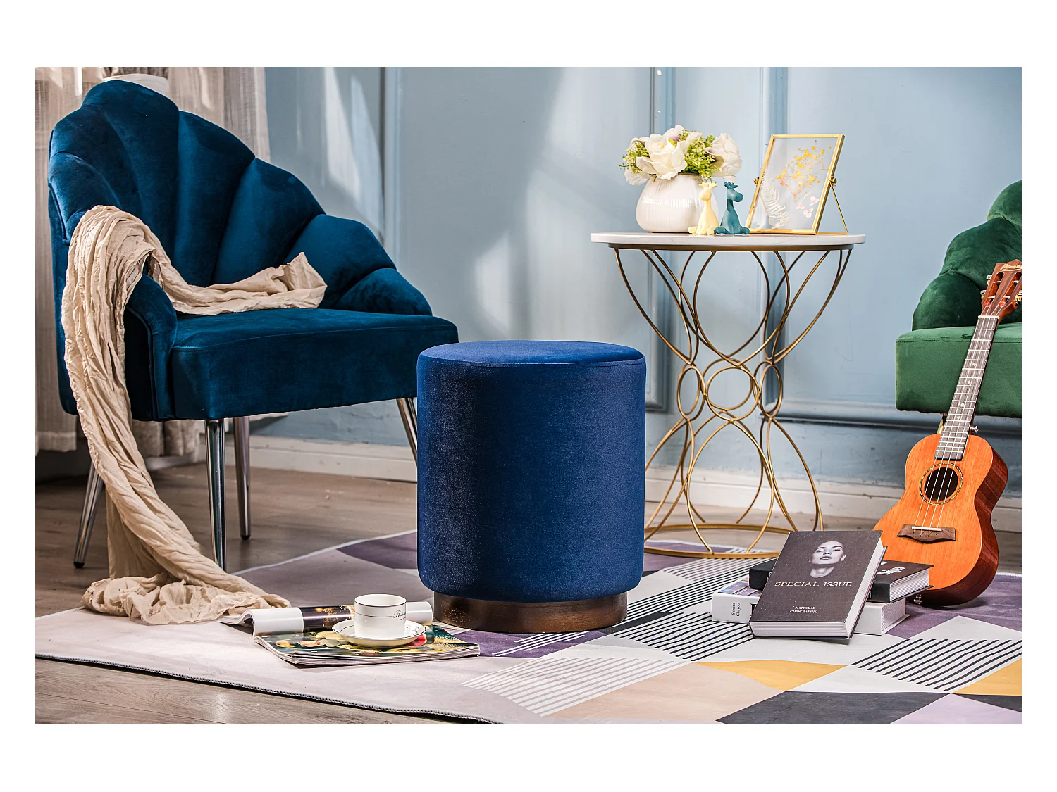 Pouf en velours bleu et base en bois
