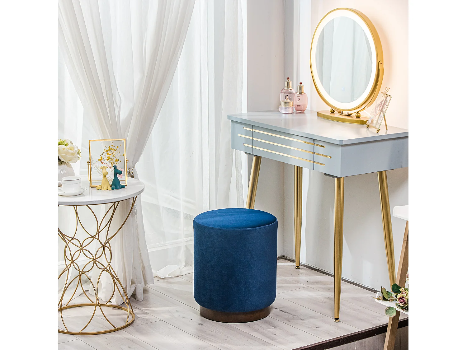 Pouf en velours bleu et base en bois