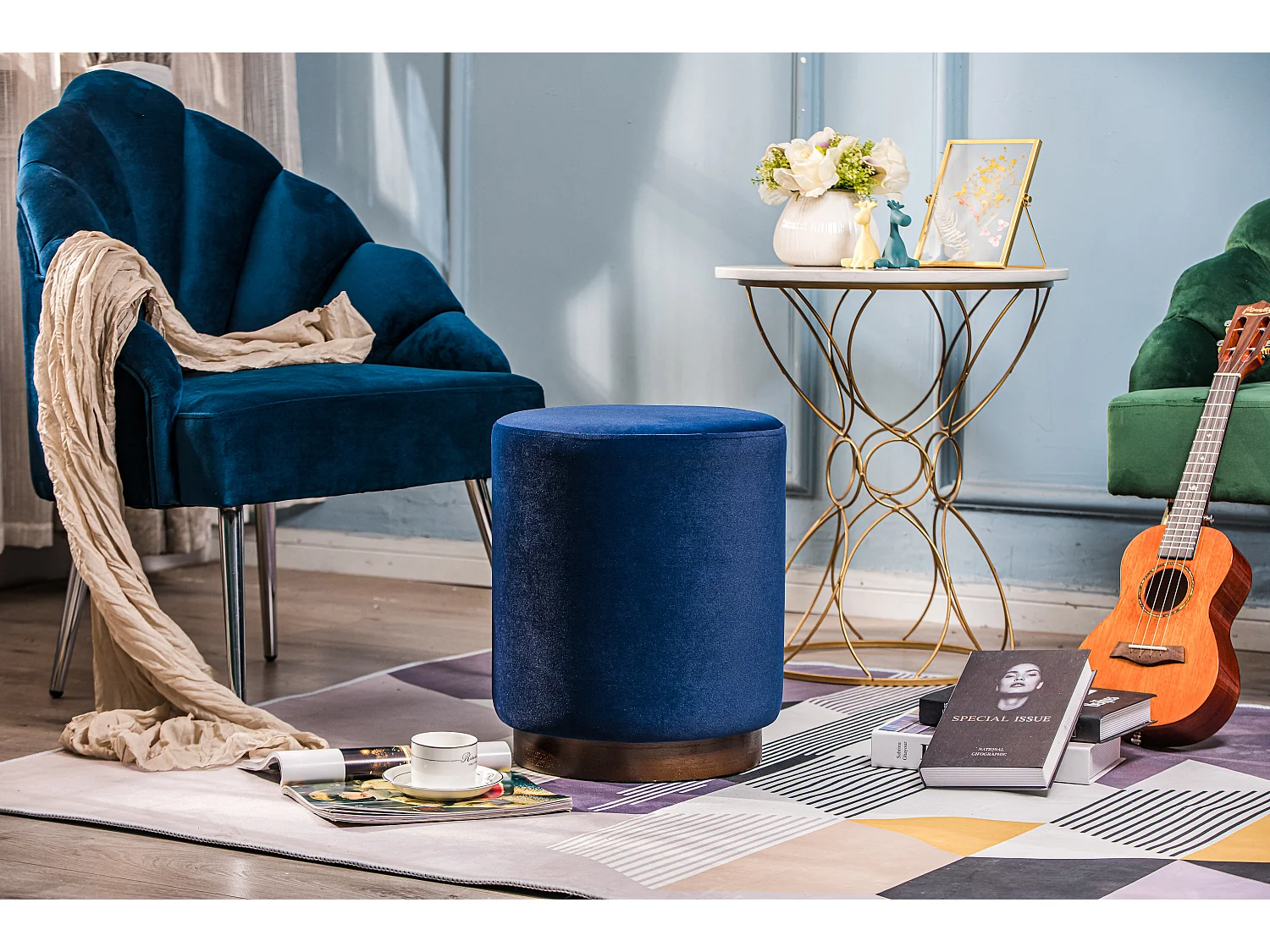 Pouf en velours bleu et base en bois