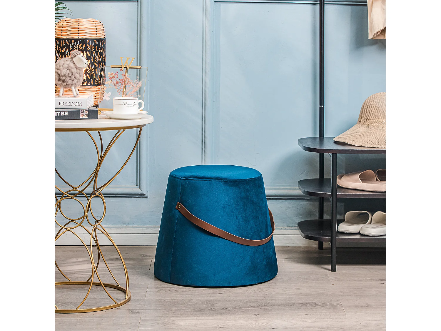 Pouf en velours bleu avec corde