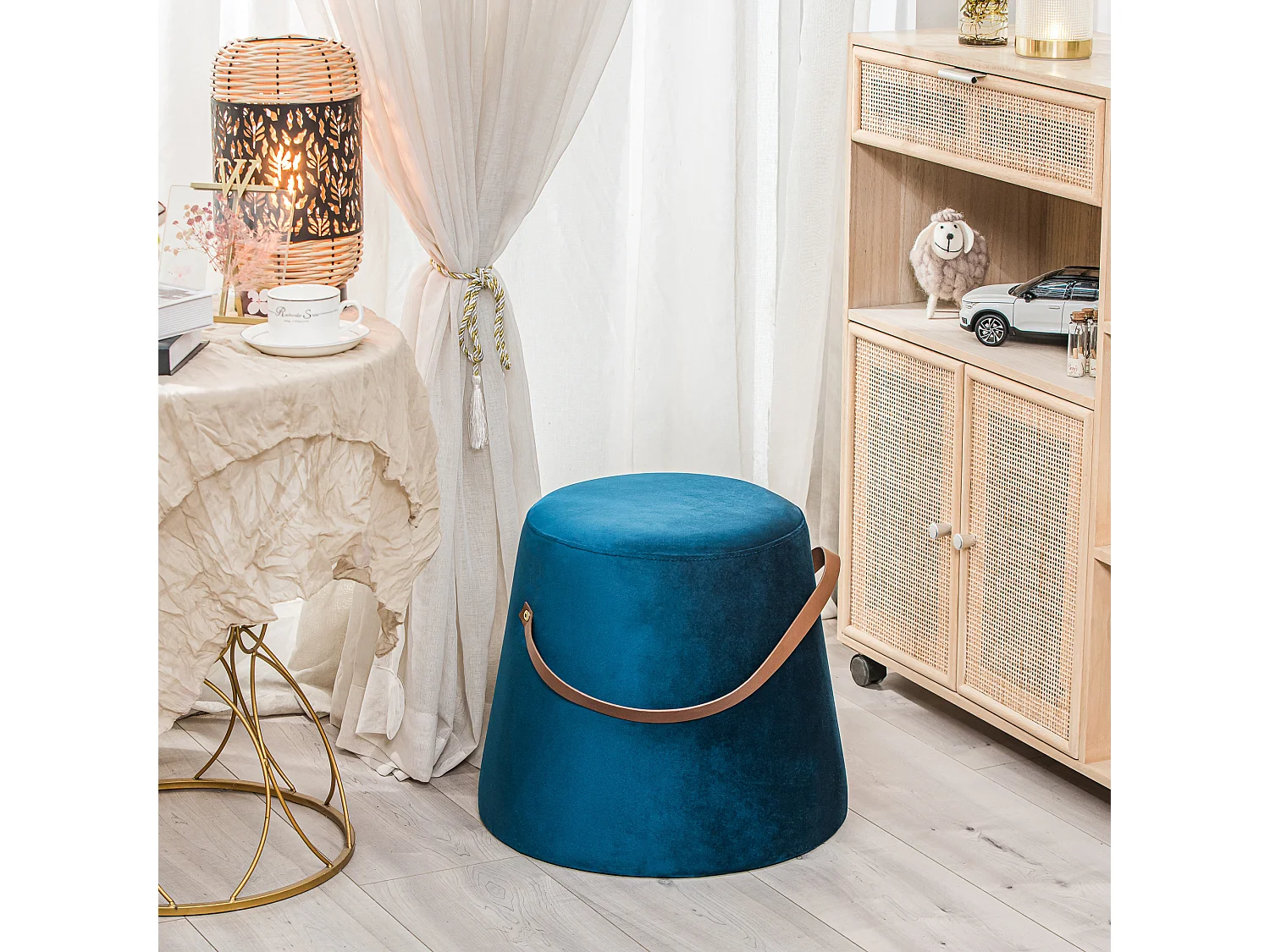 Pouf en velours bleu avec corde