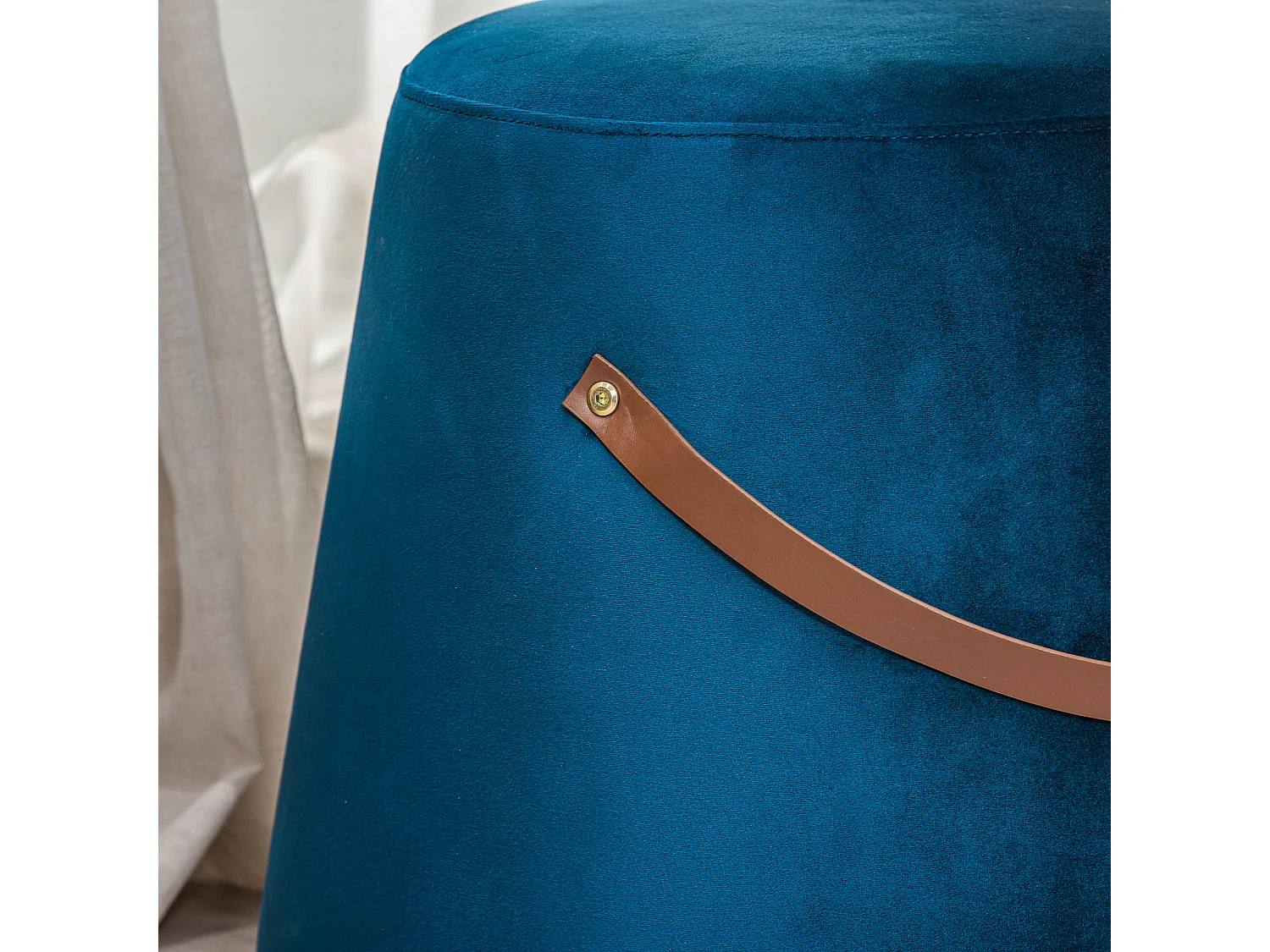 Pouf en velours bleu avec corde