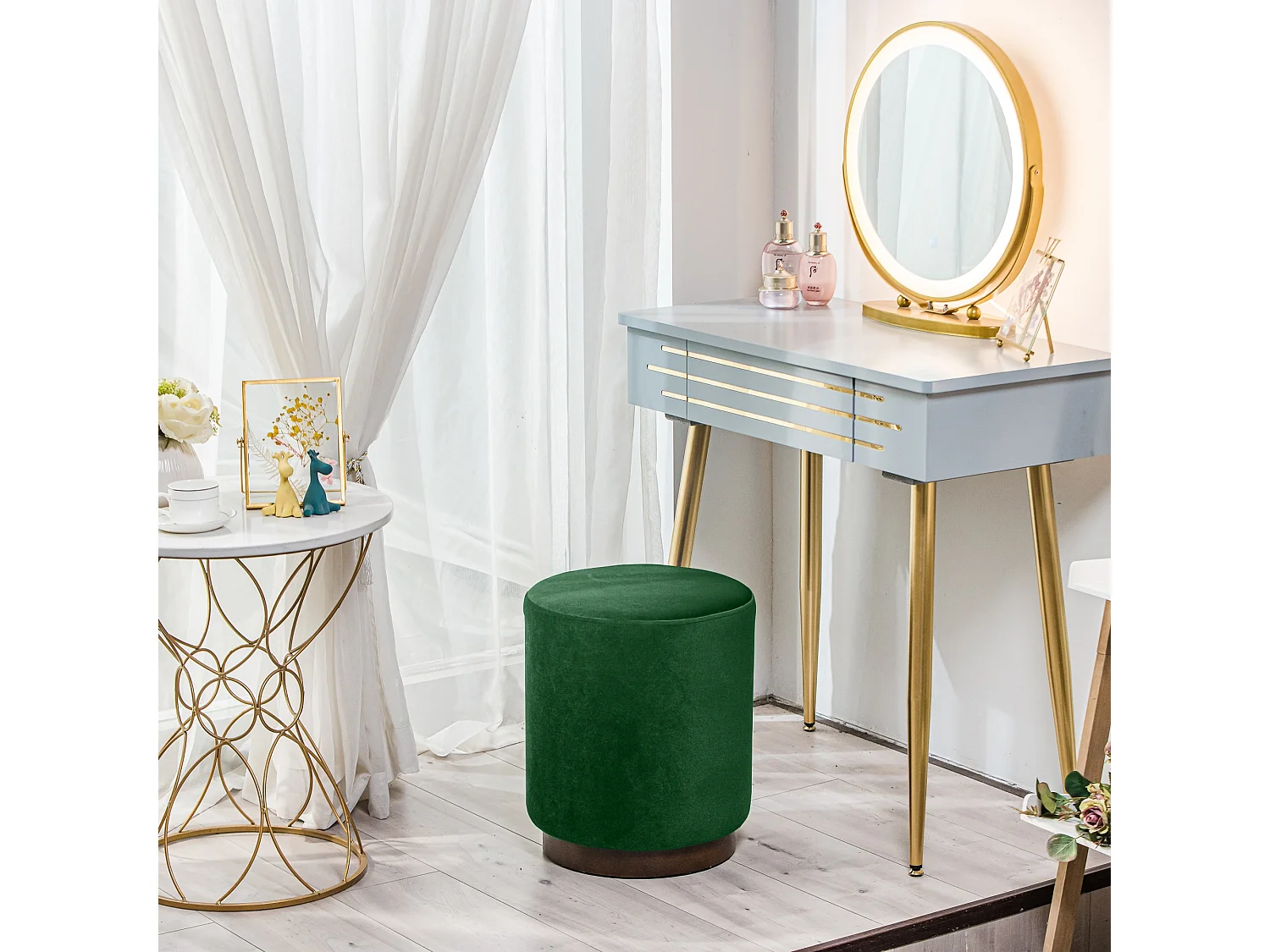 Pouf en velours vert et base en bois