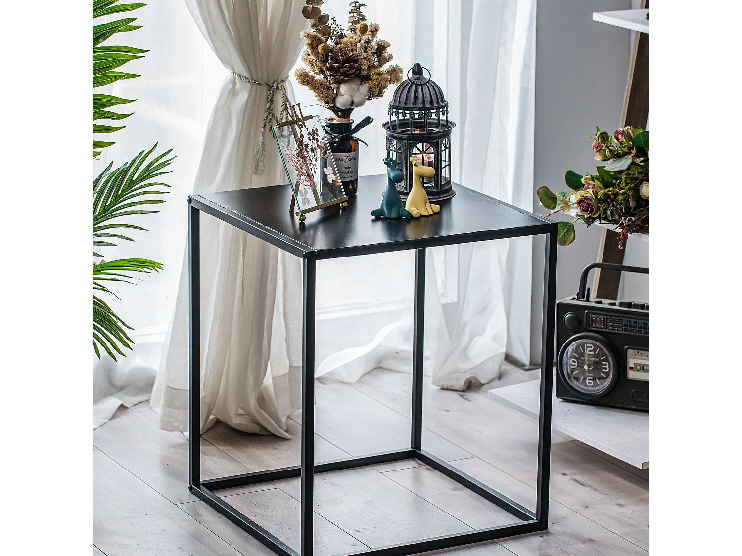 Table d'appoint industrielle en métal noir