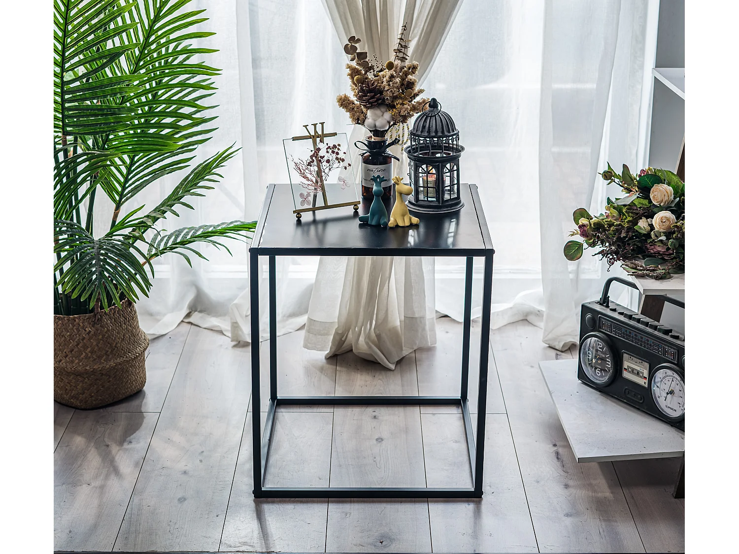 Table d'appoint industrielle en métal noir