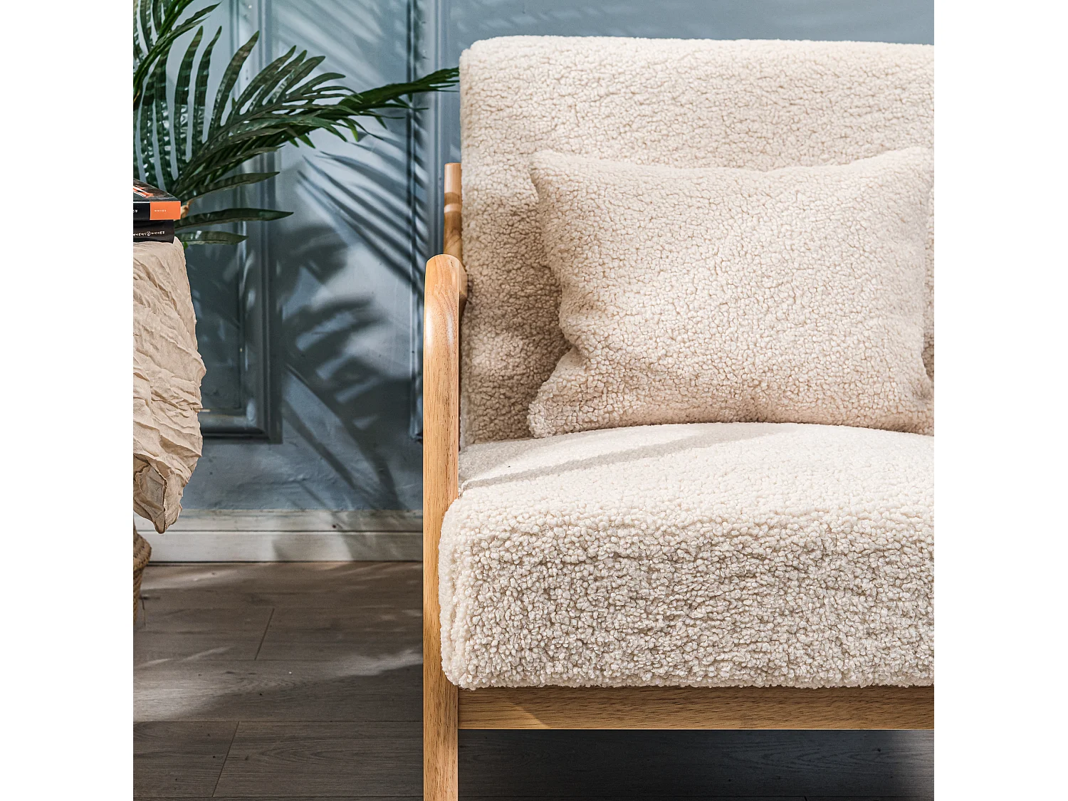 Fauteuil de salon en bois massif et bouclette blanche