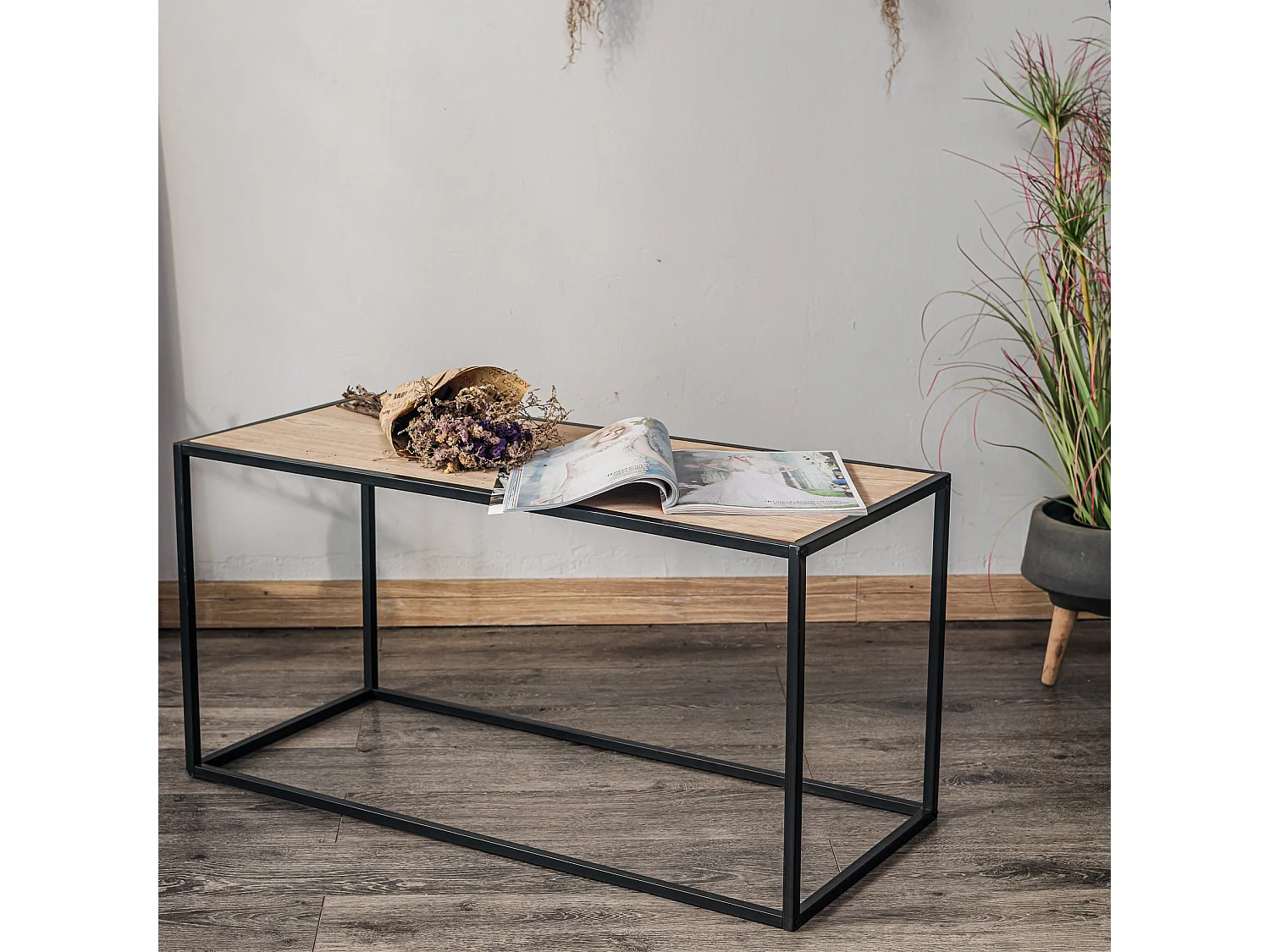 Table basse industrielle en bois et métal noir