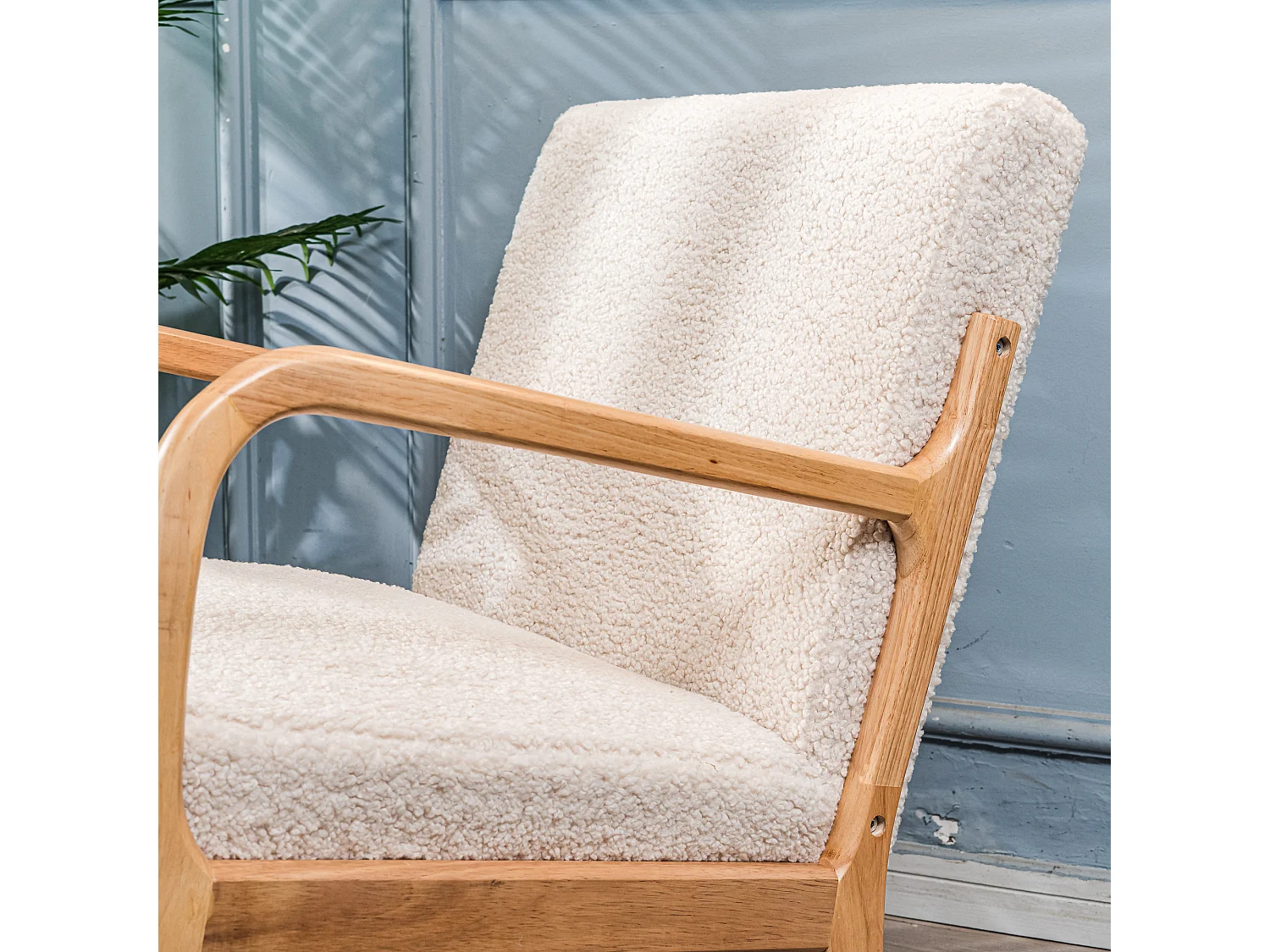 Rocking chair en bois massif et bouclette blanche