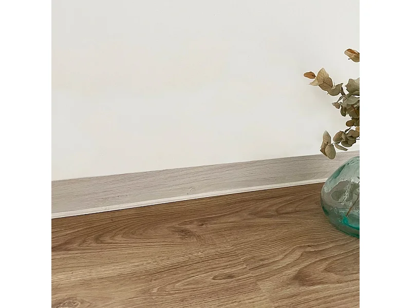 Plinthes PVC adhésives décoratives pour sol - Lot de 25 - 200x8 cm (50m) Blanc - Effet Bois Chêne Blanchi