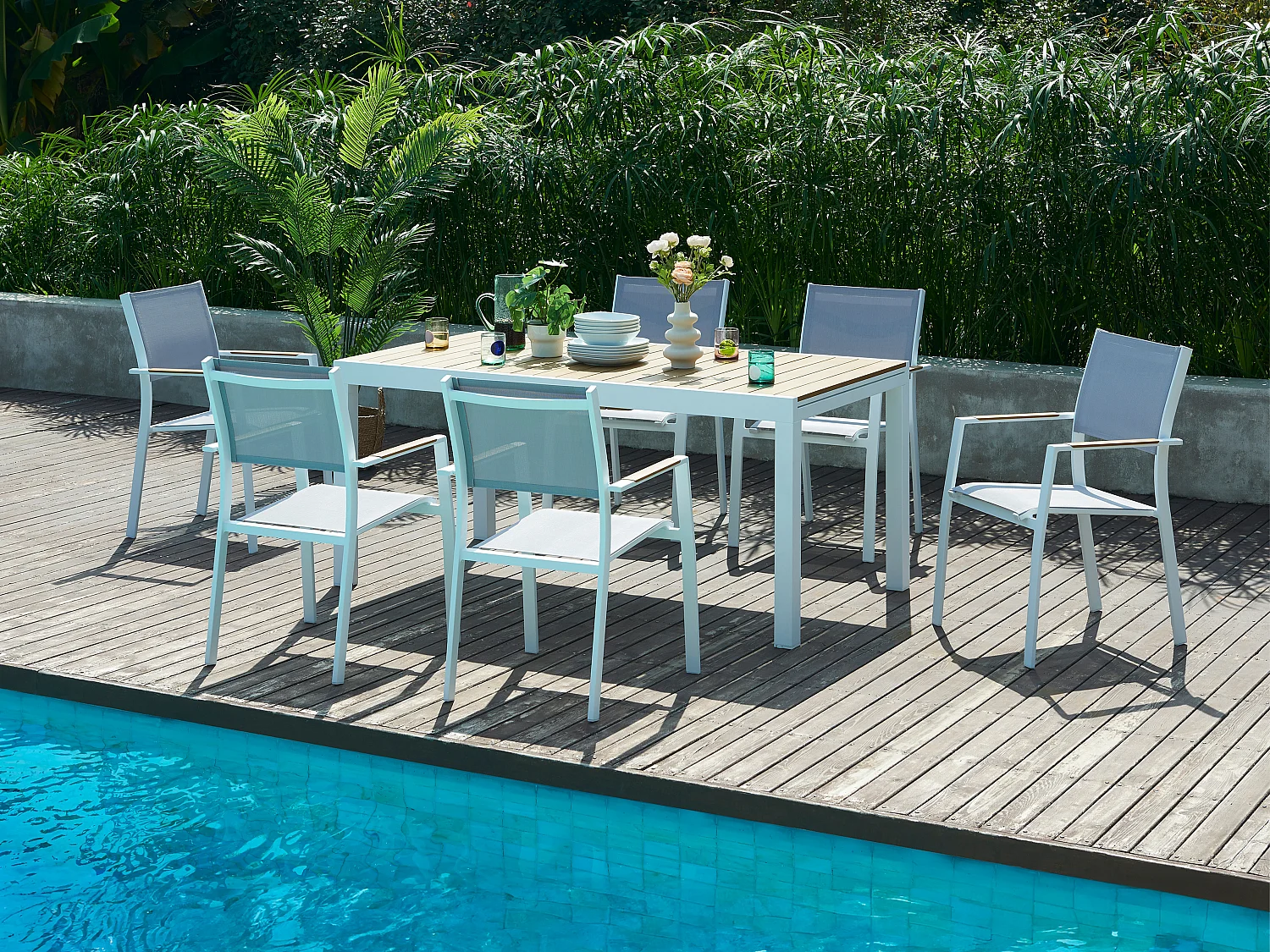 Garten-Essgruppe: Tisch ausziehbar L. 170/230 cm + 6 stapelbare Sessel - Aluminium & Polywood - Holzfarben hell & Grau - MACILA von MYLIA