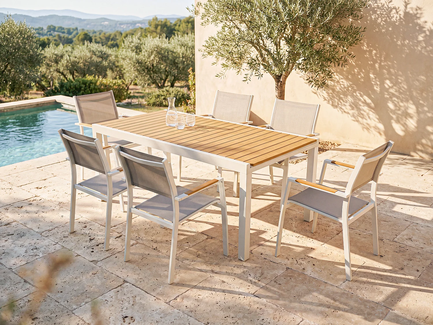 Salle à manger de jardin en aluminium et polywood : une table extensible L.170/230 cm et 6 fauteuils empilables - Naturel clair et gris - MACILA de MYLIA