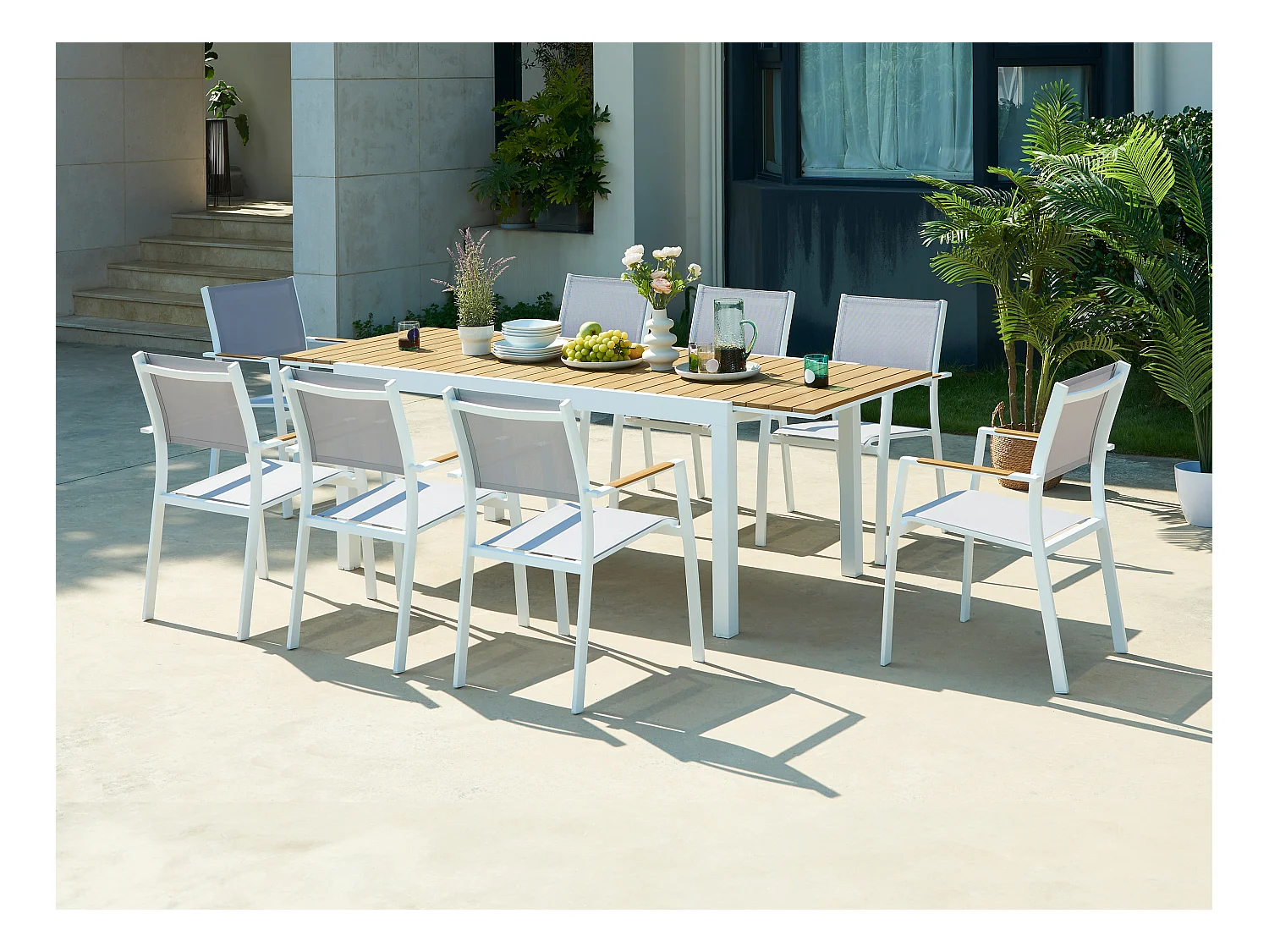 Garten-Essgruppe: Tisch ausziehbar L. 170/230 cm + 8 stapelbare Sessel - Aluminium & Polywood - Holzfarben hell & Grau - MACILA von MYLIA