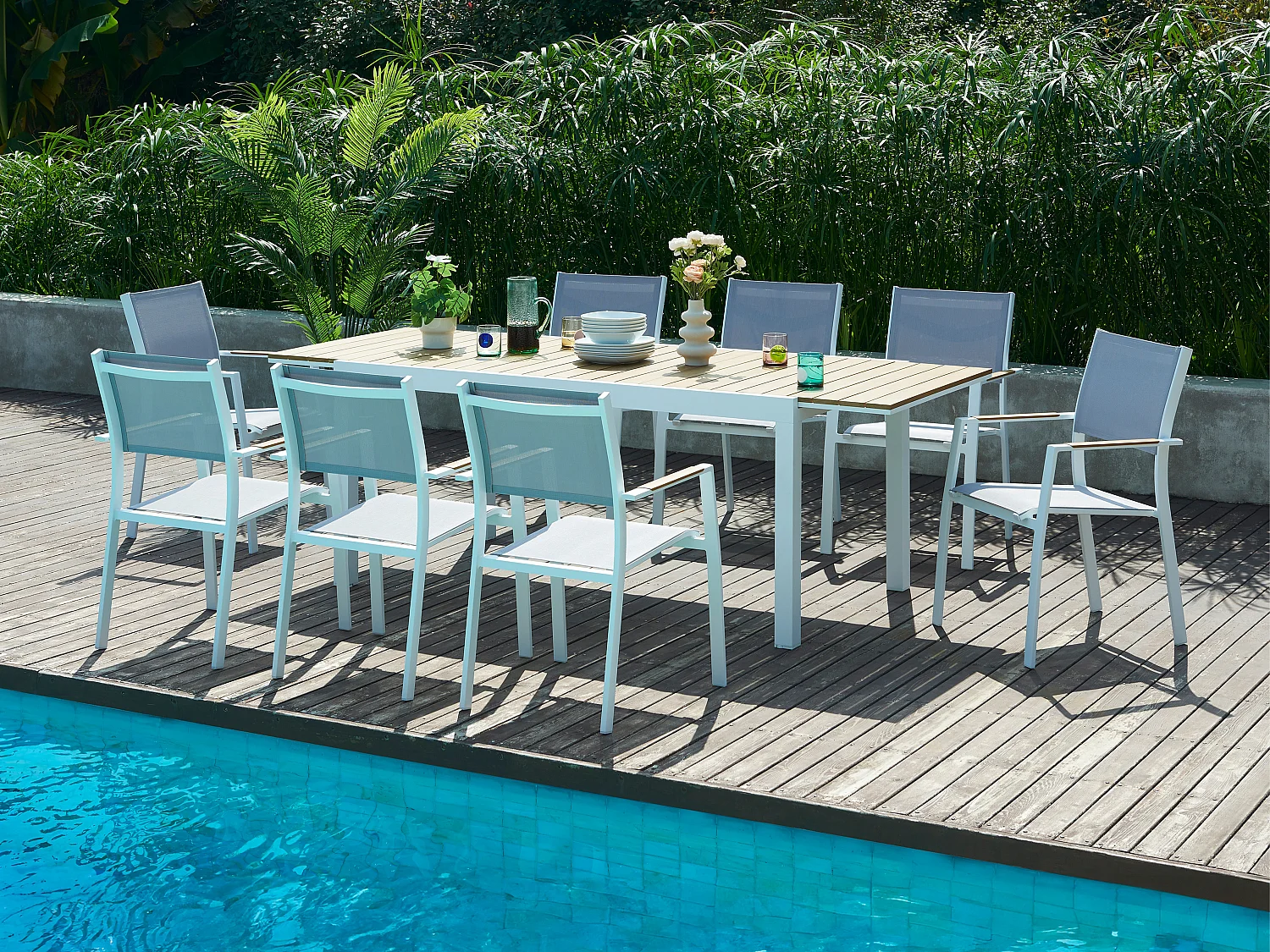 Comedor de jardín de aluminio y poliwood: una mesa extensible L.170 / 230 cm y 8 sillas apilables - Natural claro y gris - MACILA de MYLIA