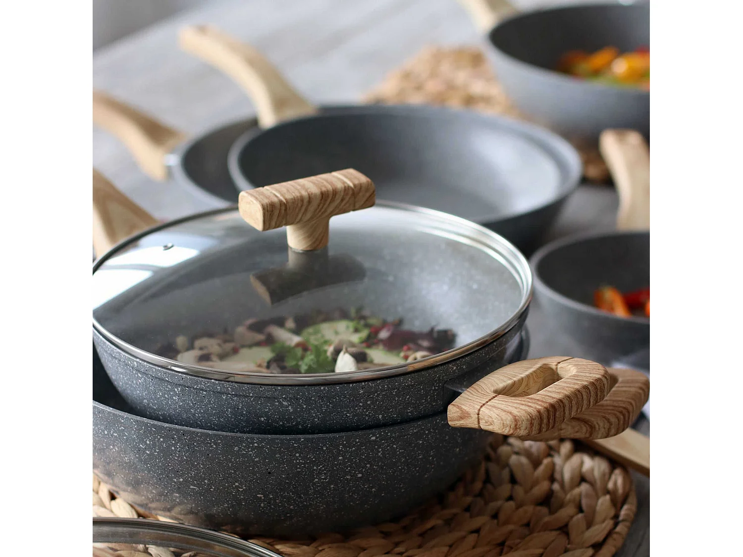 Menastyl - Sauteuse Cannelle 28cm Avec Couvercle En Verre Et Poignees Bois Clair