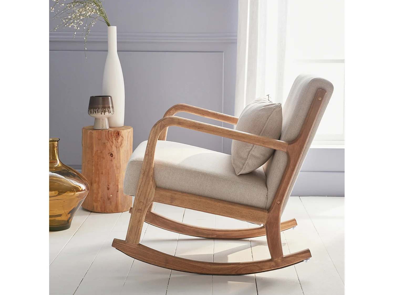 Mecedora estilo escandinavo de madera y tela beige