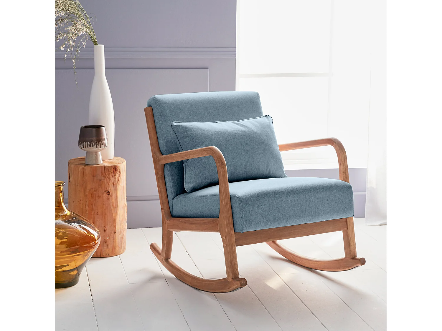Poltrona scandinava a dondolo in legno e tessuto con braccioli, blu