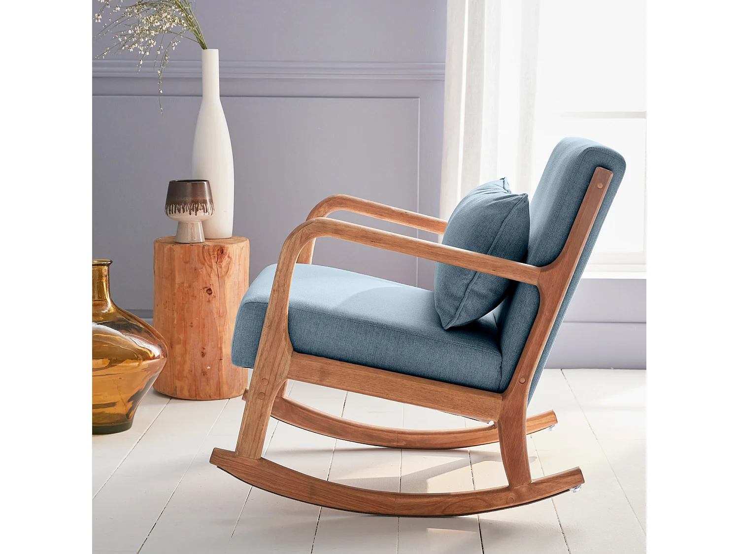 Poltrona scandinava a dondolo in legno e tessuto con braccioli, blu