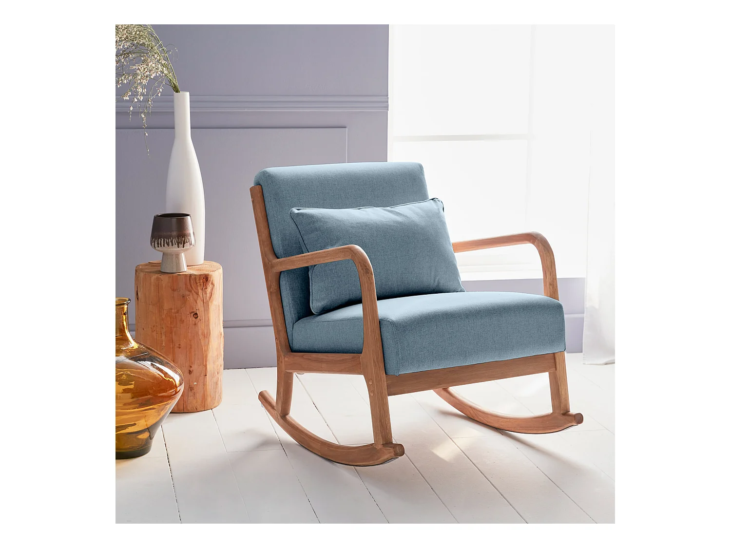 Mecedora estilo escandinavo de madera y tela azul