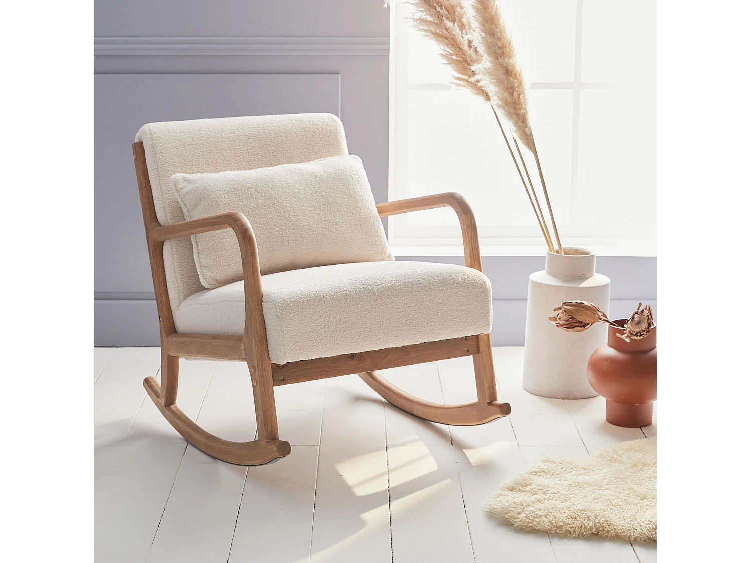 Poltrona scandinava in legno e tessuto bouclé, bianco