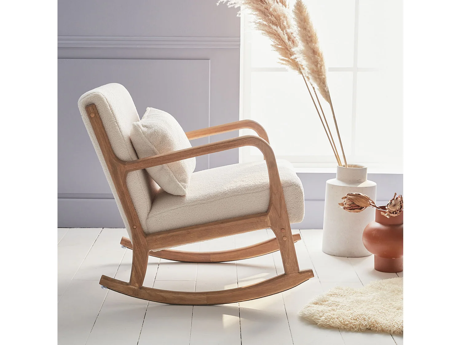 Poltrona scandinava in legno e tessuto bouclé, bianco