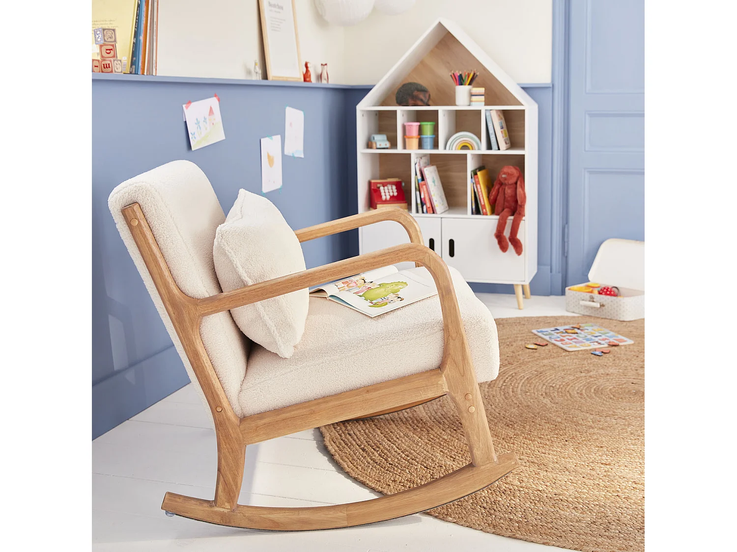 Poltrona scandinava in legno e tessuto bouclé, bianco