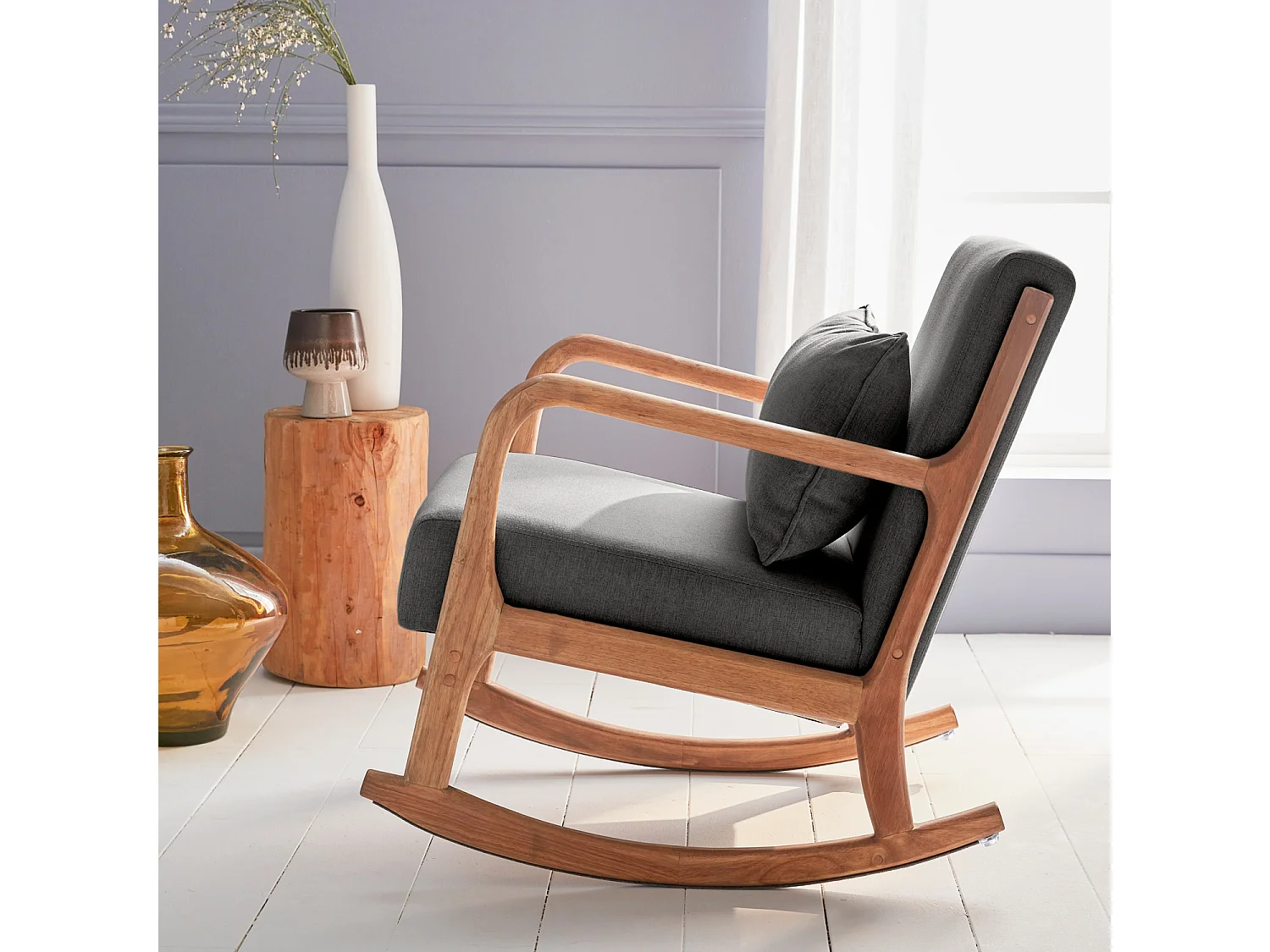 Poltrona scandinava a dondolo in legno e tessuto con braccioli, grigio