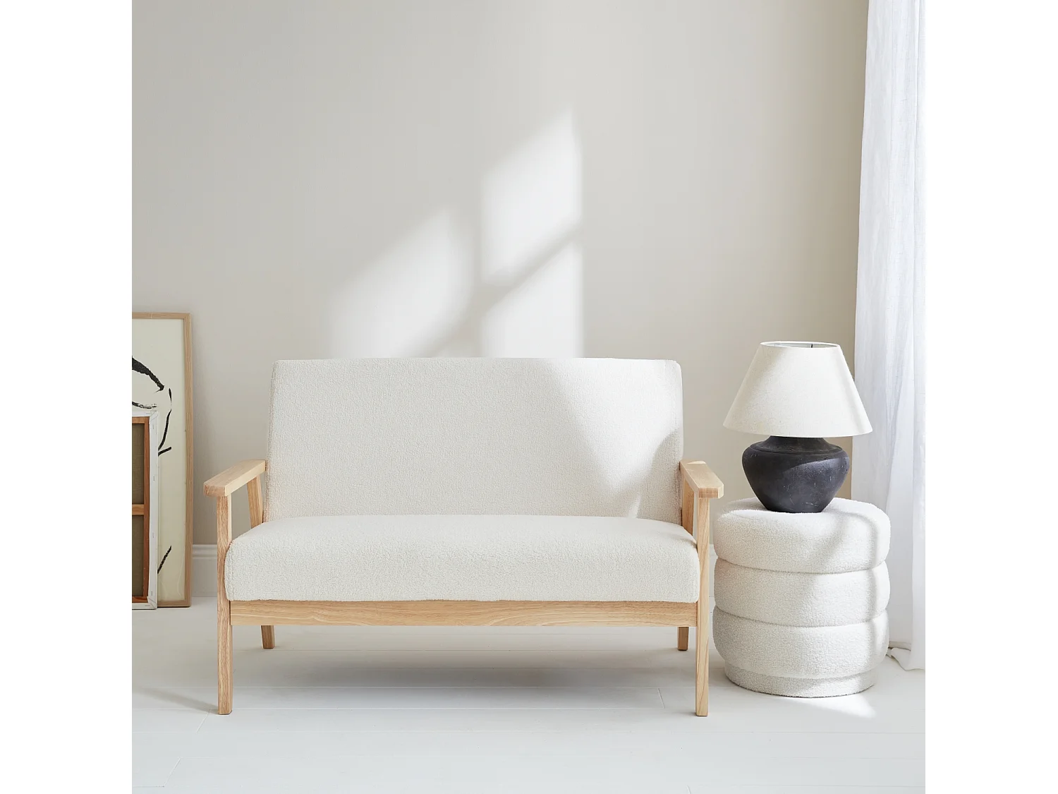 Divanetto in tessuto bouclé, gambe in legno a 2 posti, crema