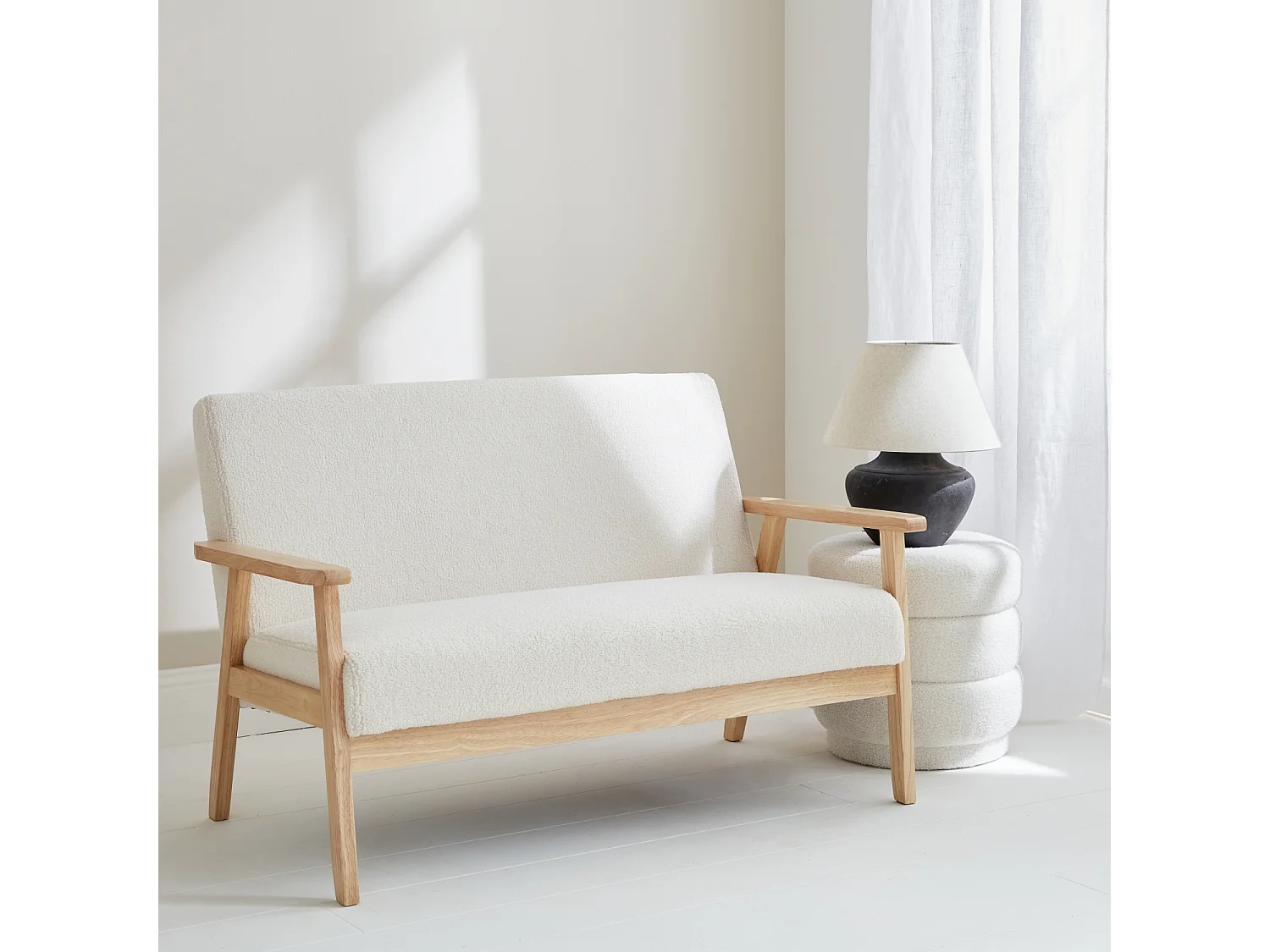 Divanetto in tessuto bouclé, gambe in legno a 2 posti, crema