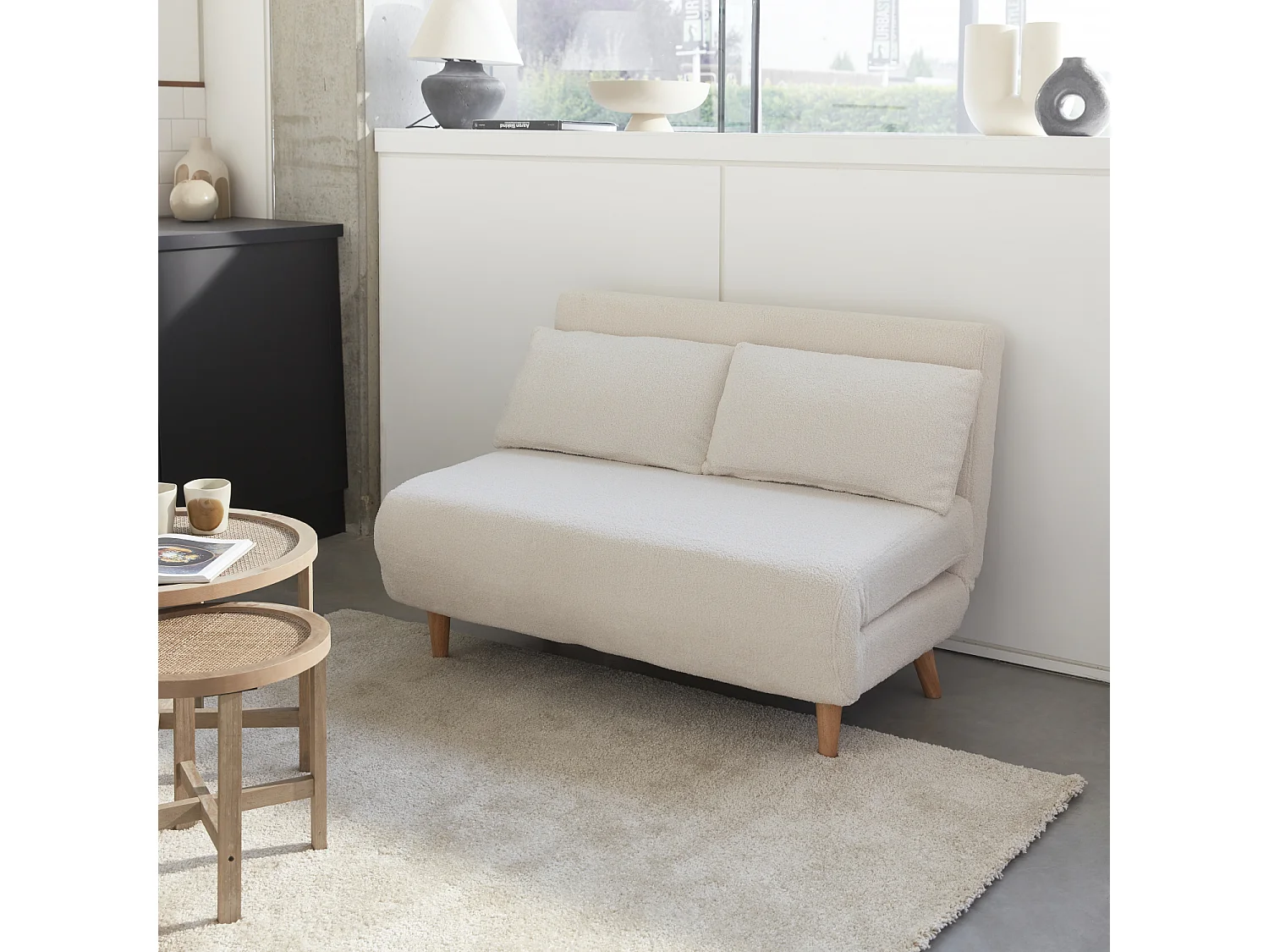 Canapé convertible en tissu bouclettes crème - Guesta - 2 places scandinave. pieds bois foncé. banquette. dossier inclinable